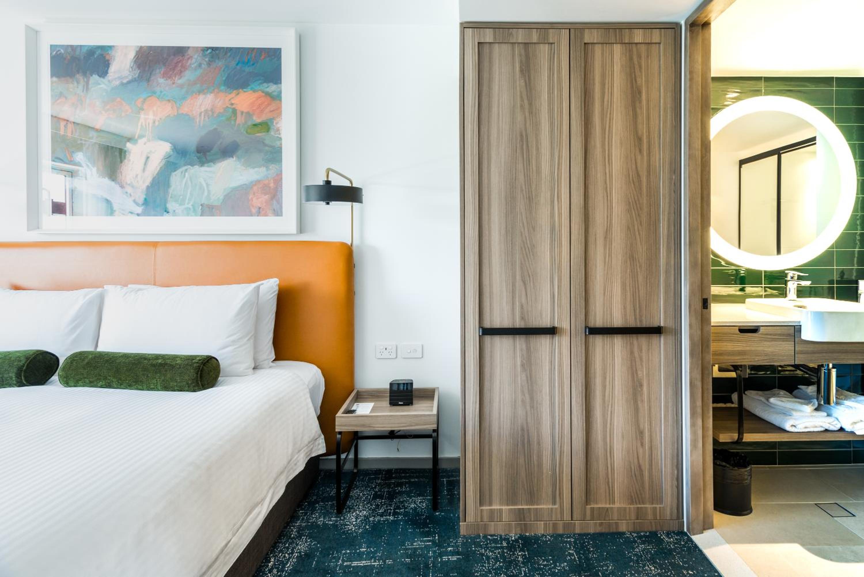 Deluxe King Room with City View