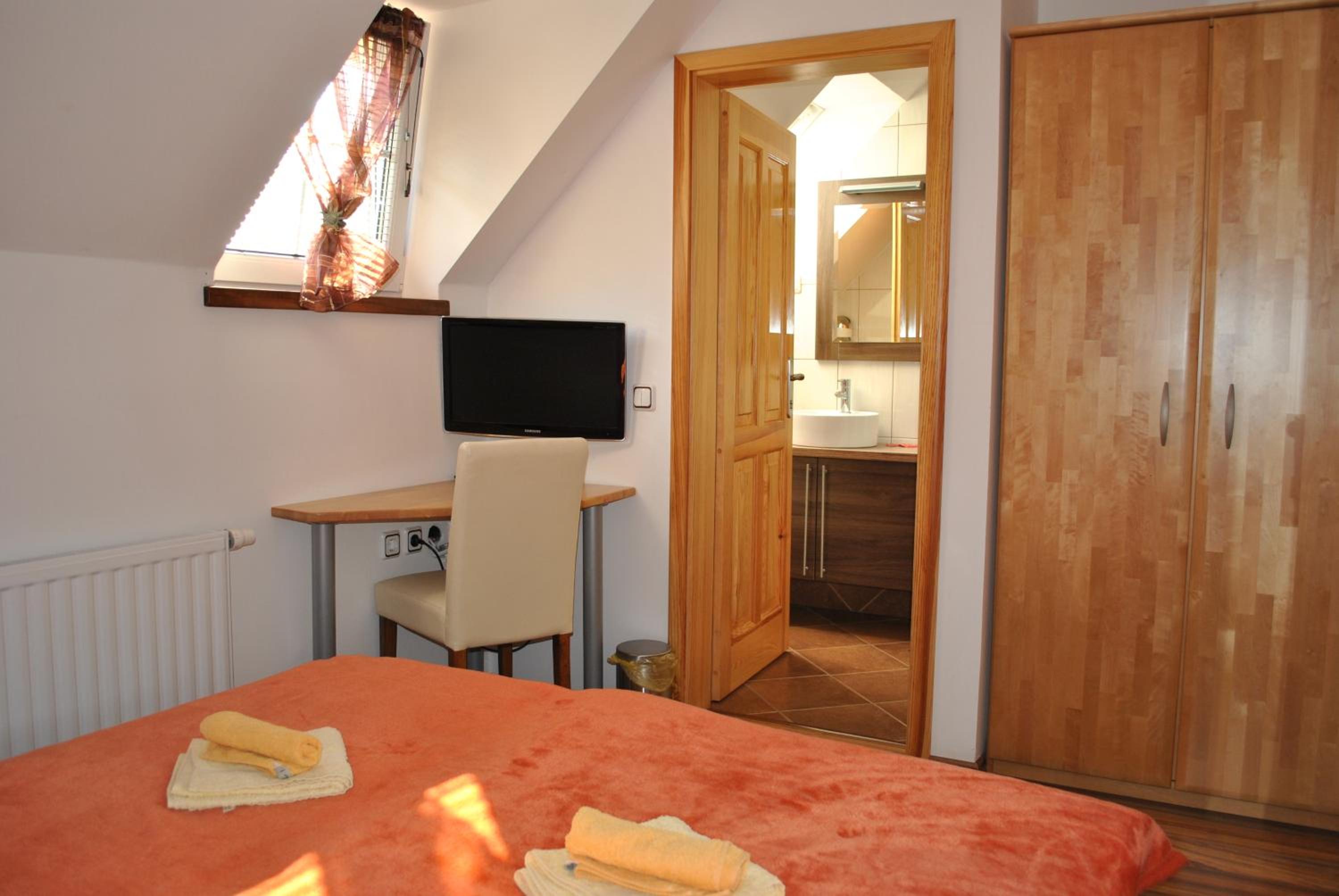 Double Room - Photo 7
