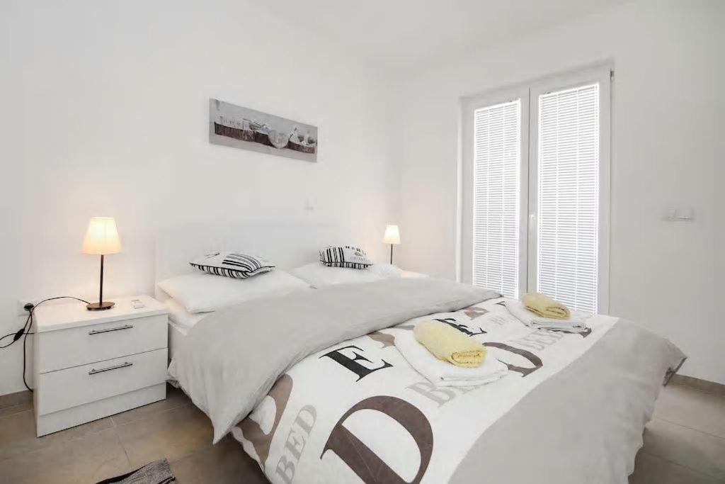 Three-Bedroom Apartment with Balcony and Sea View photo 3