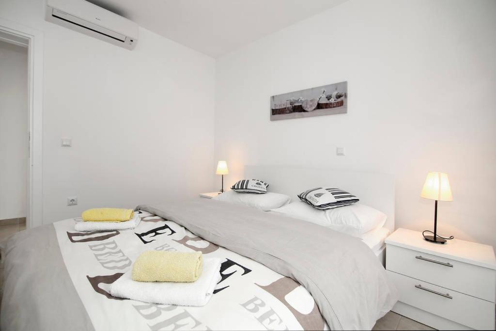 Three-Bedroom Apartment with Balcony and Sea View photo 1