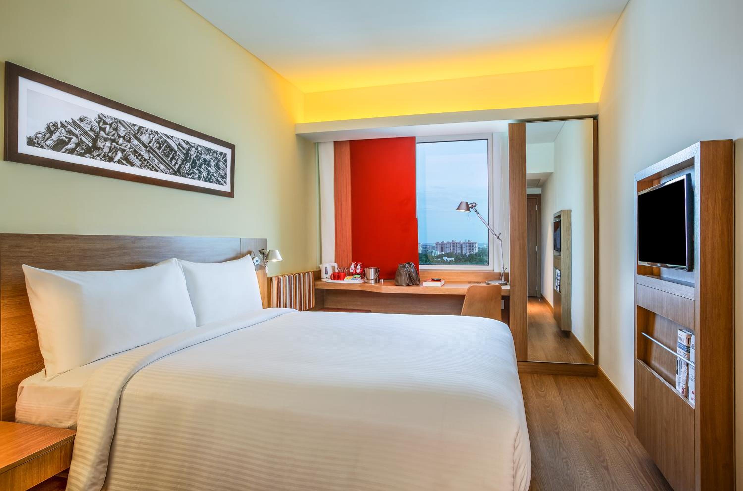 Standard Room with 1 Queen Bed - Photo 4