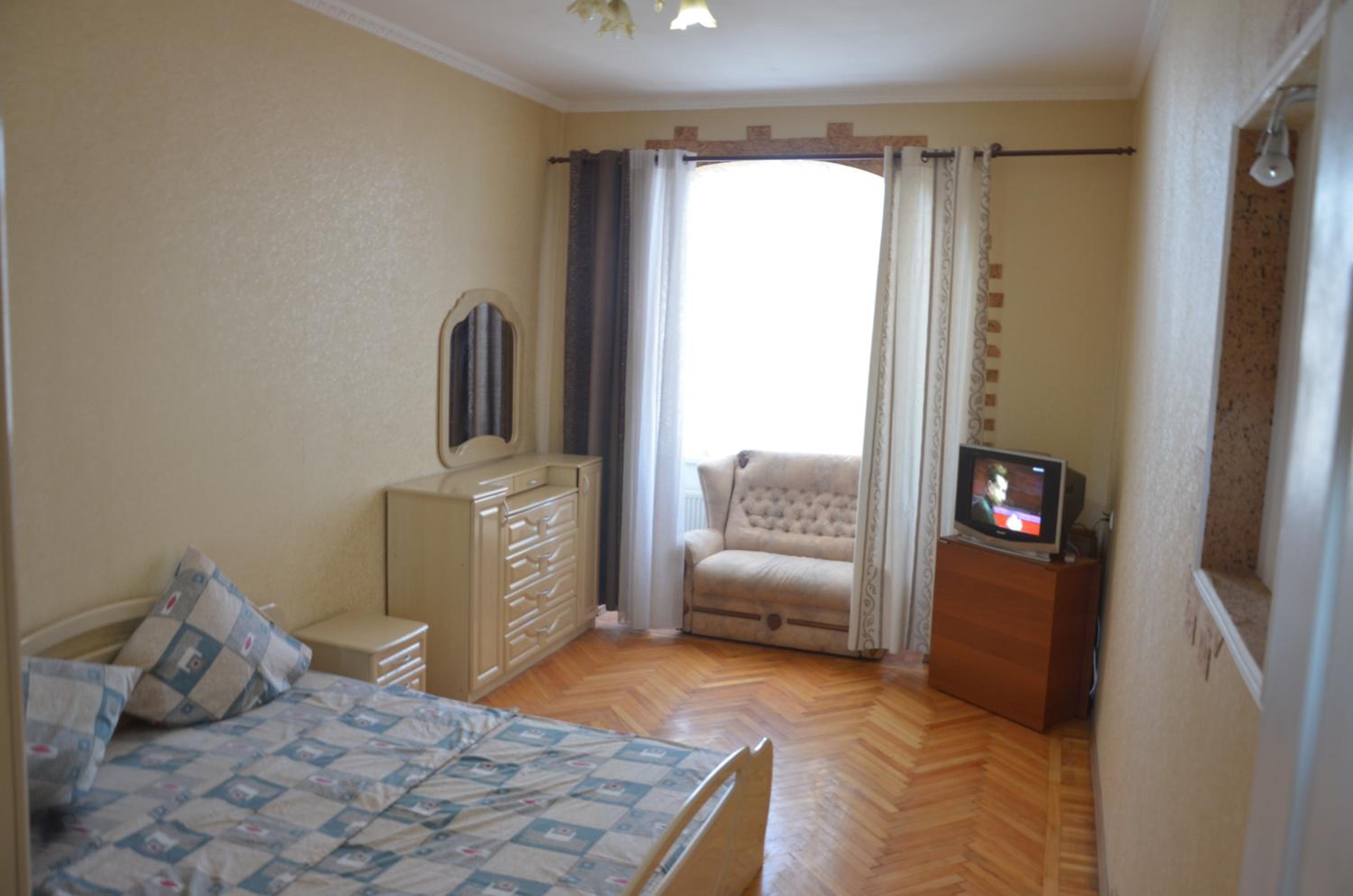 Three-Bedroom Apartment with Balcony photo 1