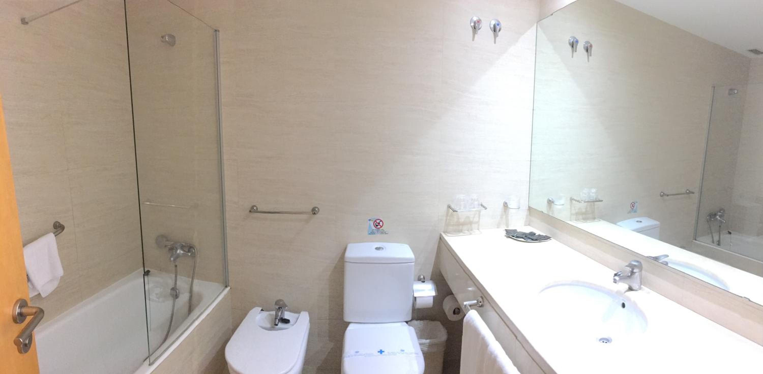 Twin Room (2 Adults + 1 Child)