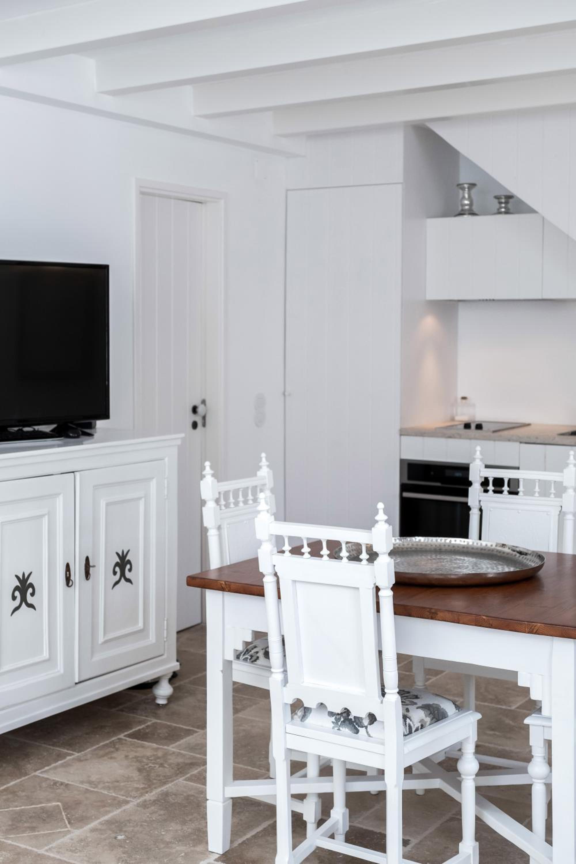 One-Bedroom House - Photo 32