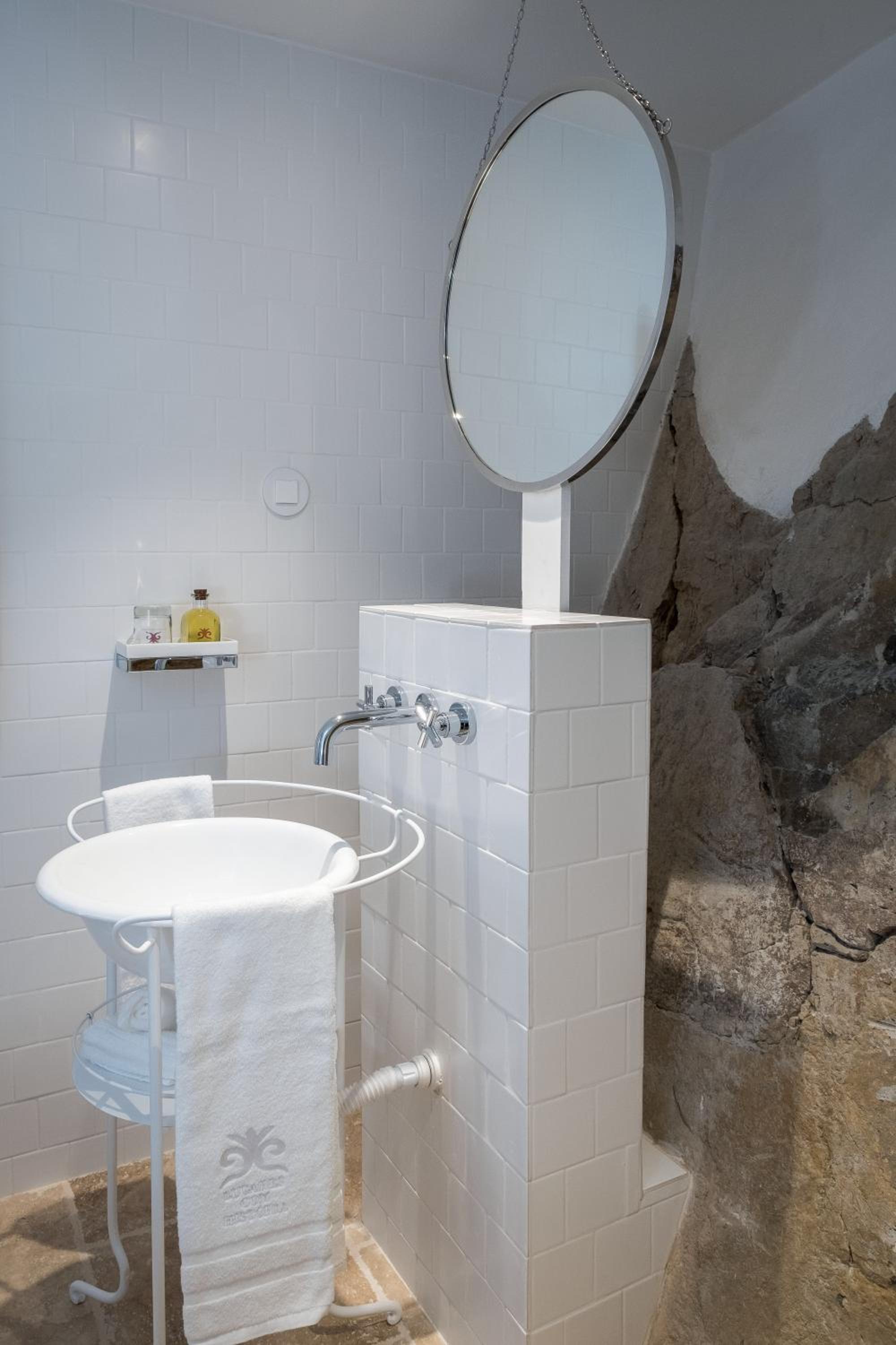 One-Bedroom House - Photo 36