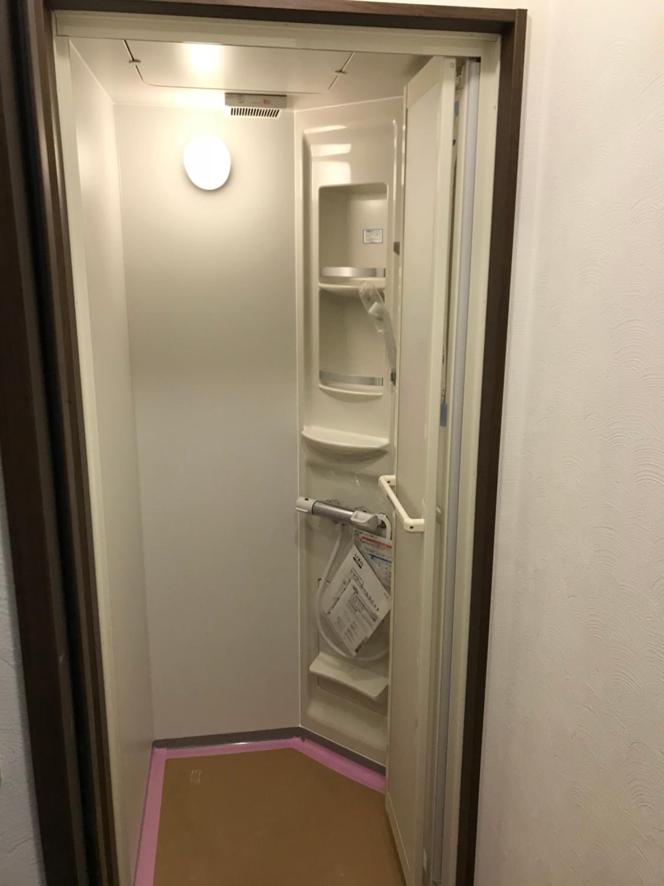 Family Room with Shared Bathroom - Photo 7