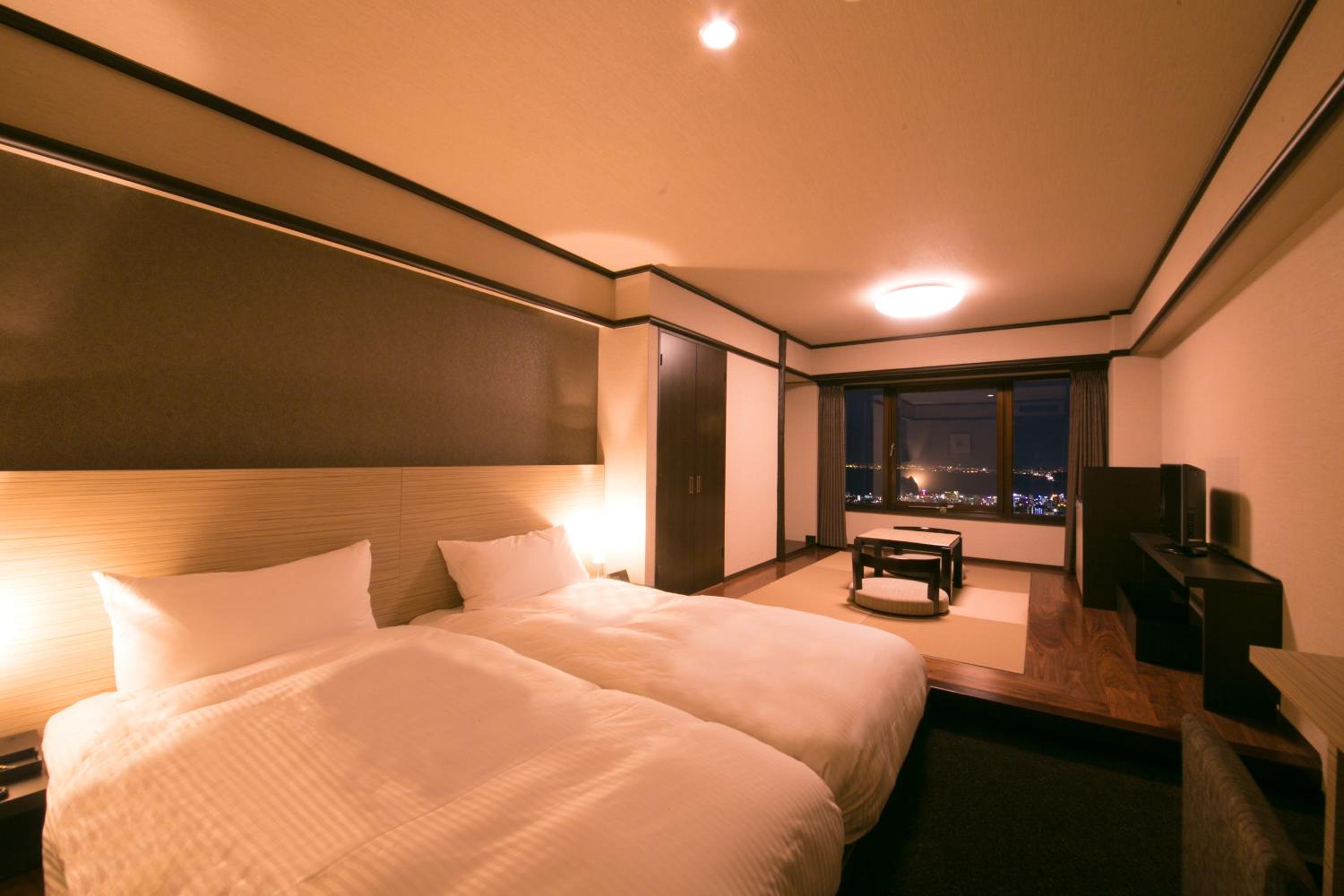 Hollywood Twin Room with Tatami Area and Mountain View - Smoking