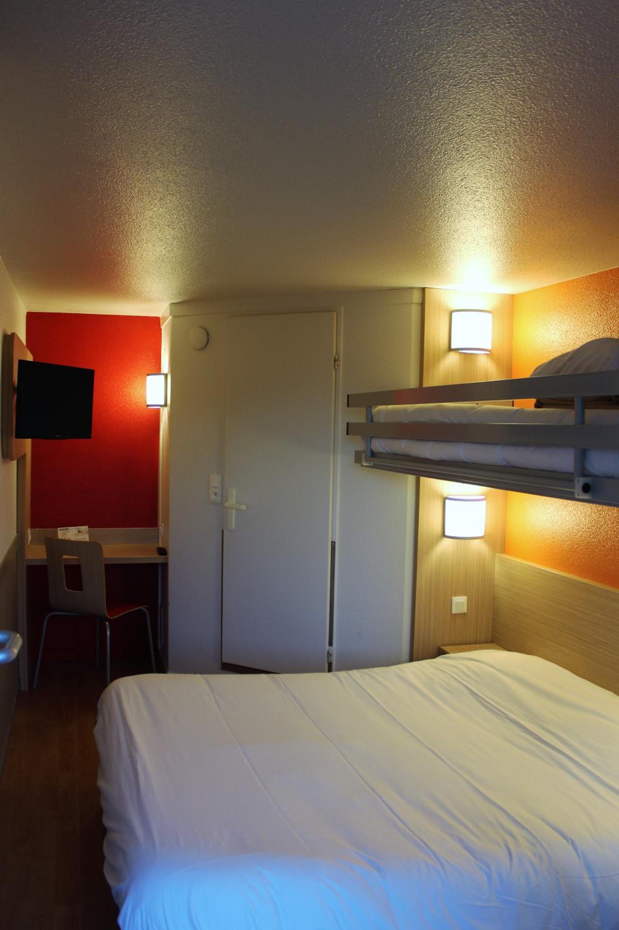 Triple Room (1 Double Bed + 1 Bunk Bed) - Photo 3