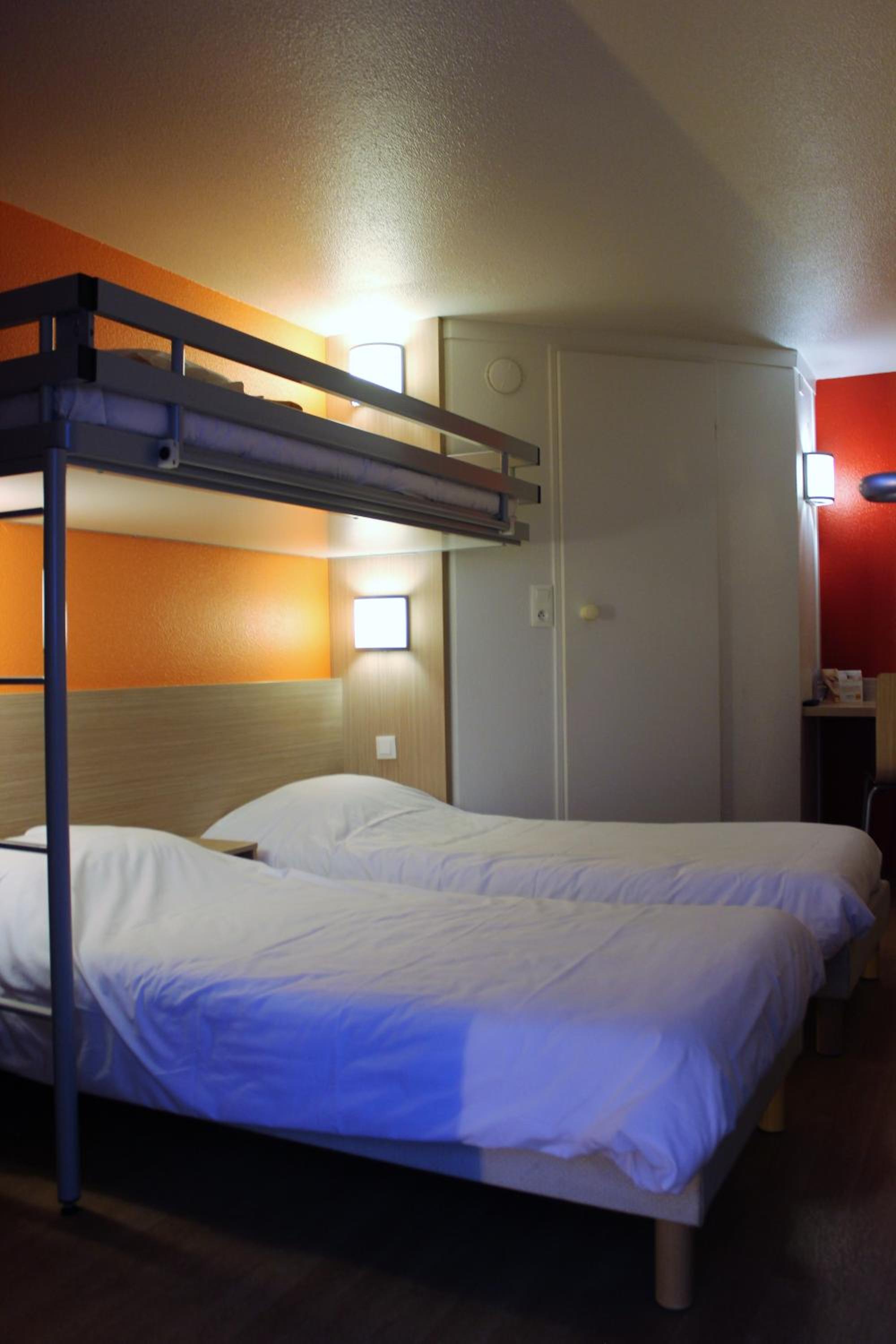 Triple Room (2 Single Beds + 1 Bunk Bed) - Photo 6