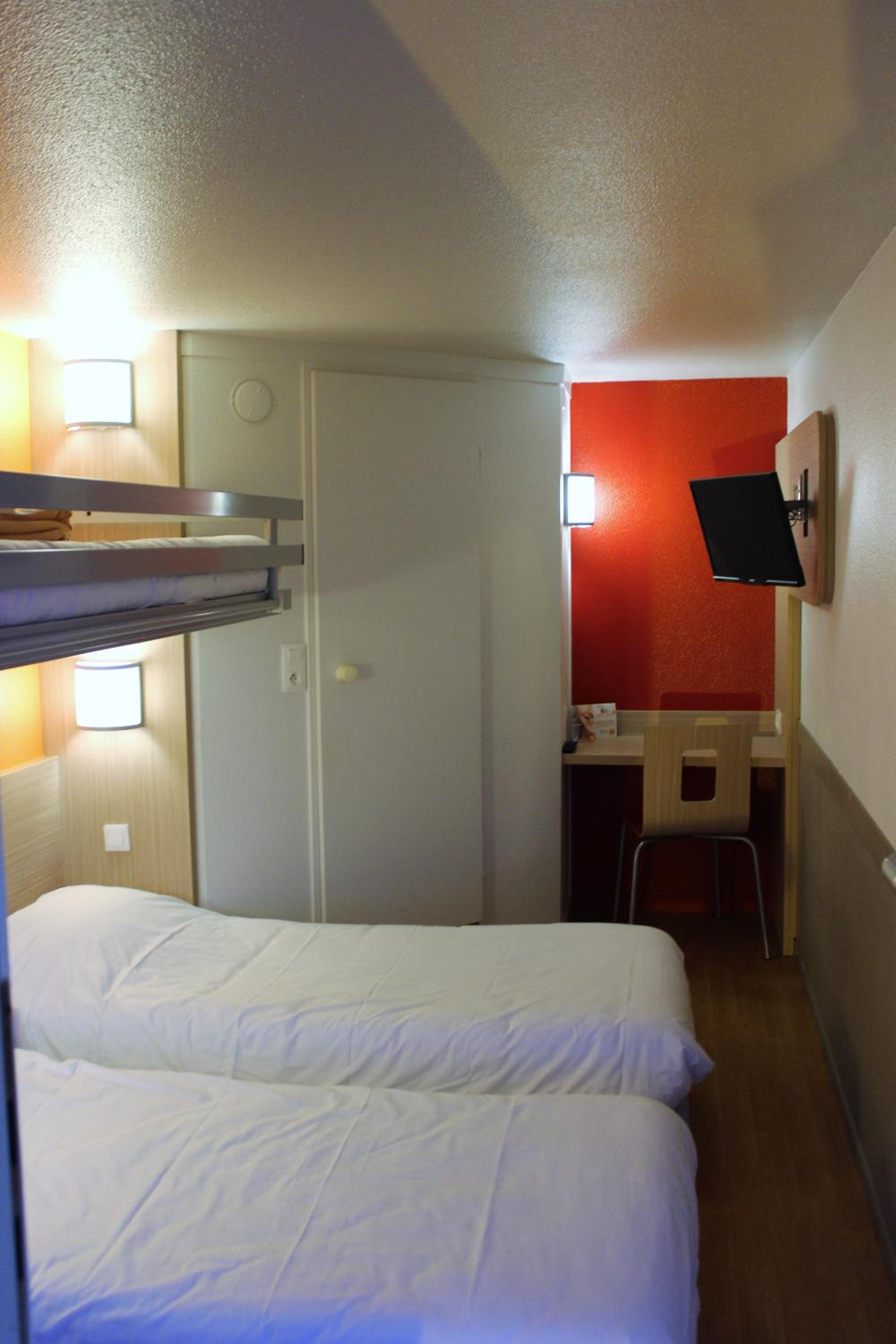 Triple Room (2 Single Beds + 1 Bunk Bed) - Photo 1