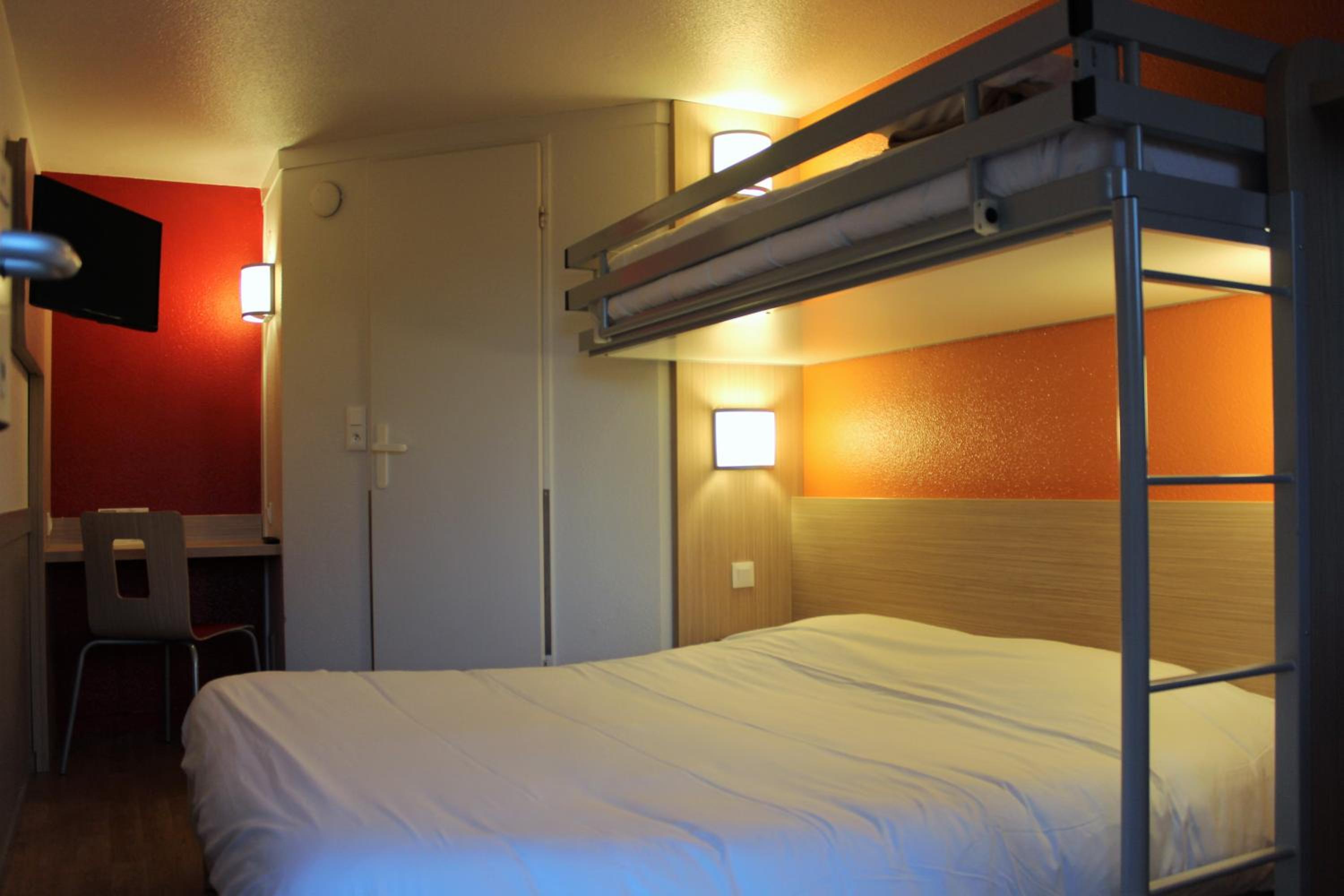 Triple Room (1 Double Bed + 1 Bunk Bed) - Photo 2