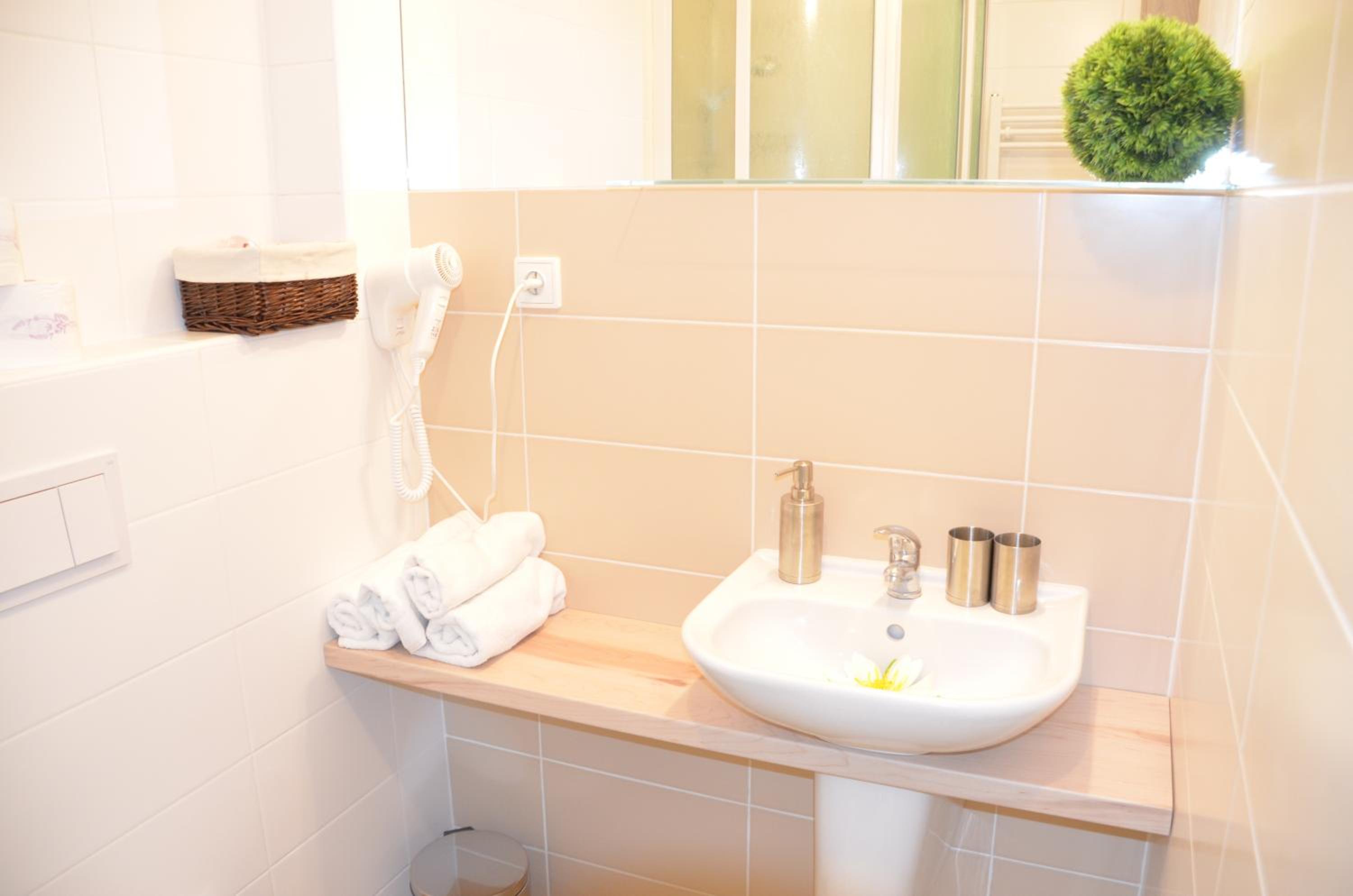 Standard Double or Twin Room - Photo 3