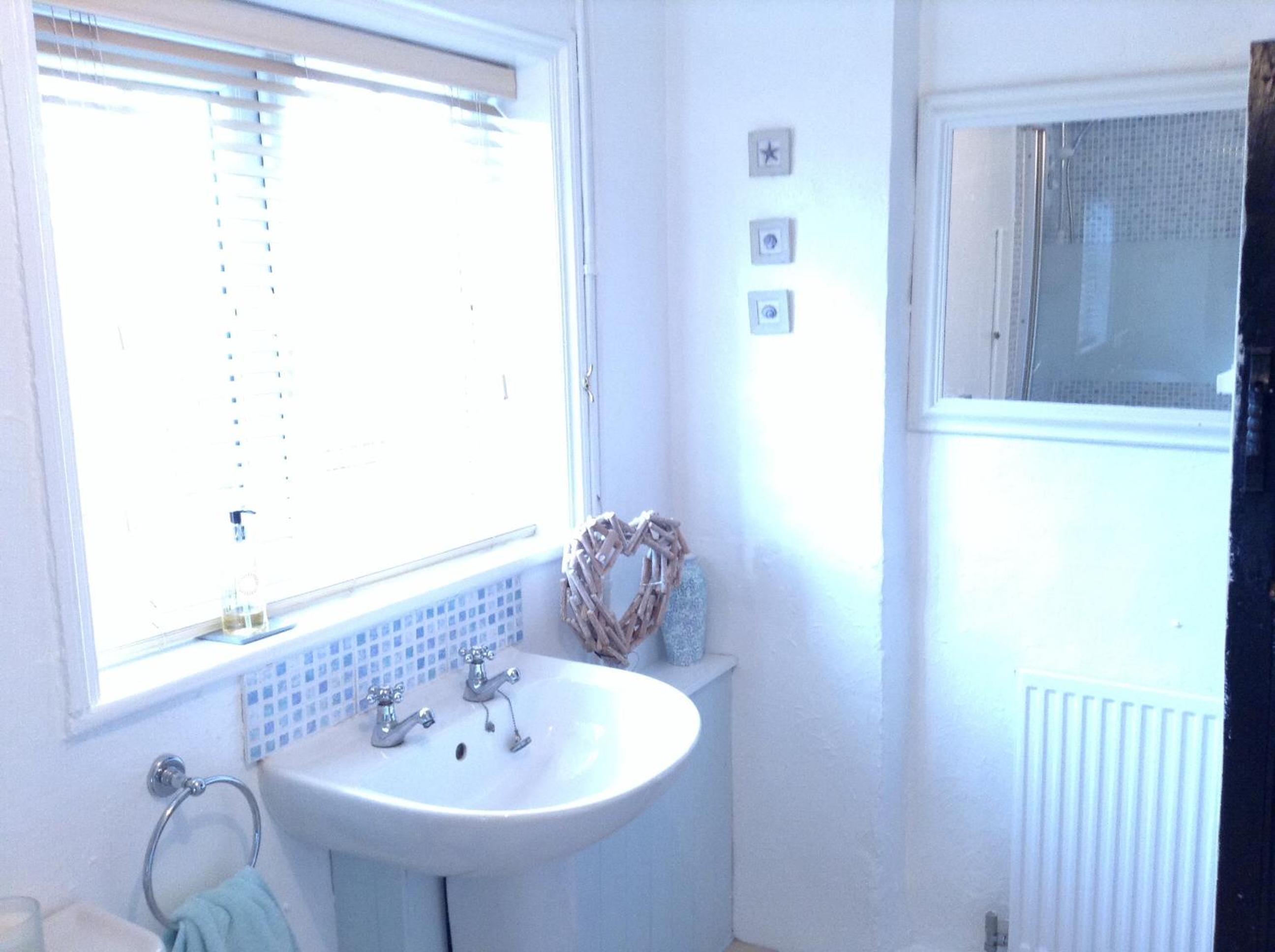 Double Room with Private External Bathroom - Photo 10