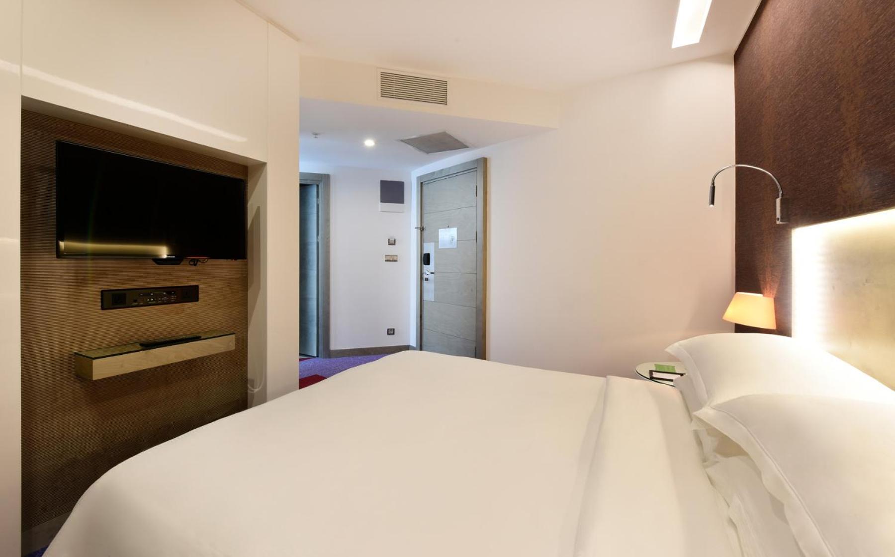 Compact Studio with City View photo 2