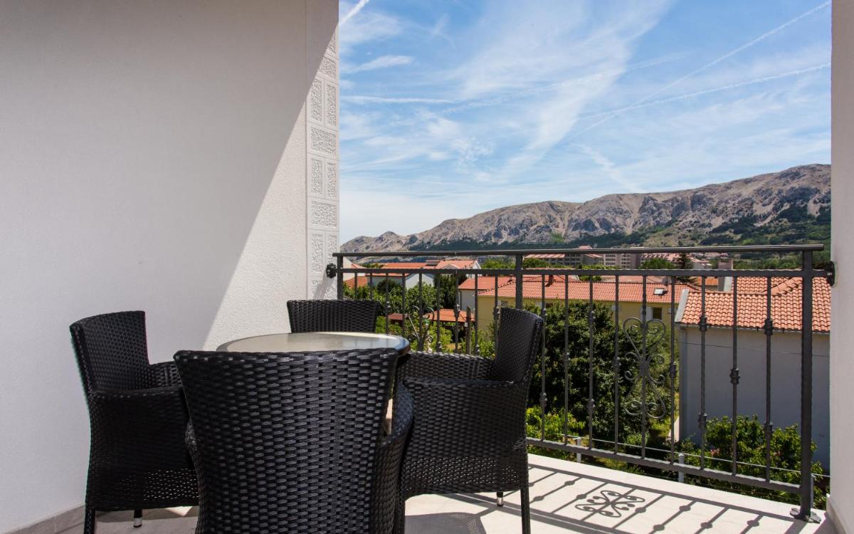 Apartment with Balcony photo 2