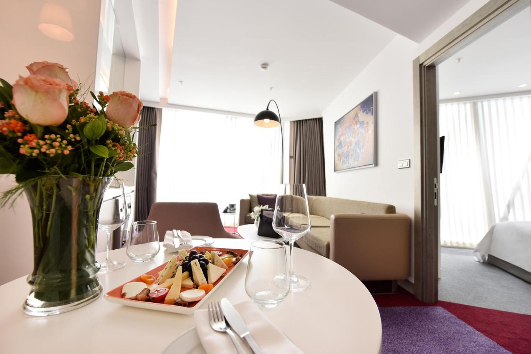 One Bedroom Suite with City View photo 3