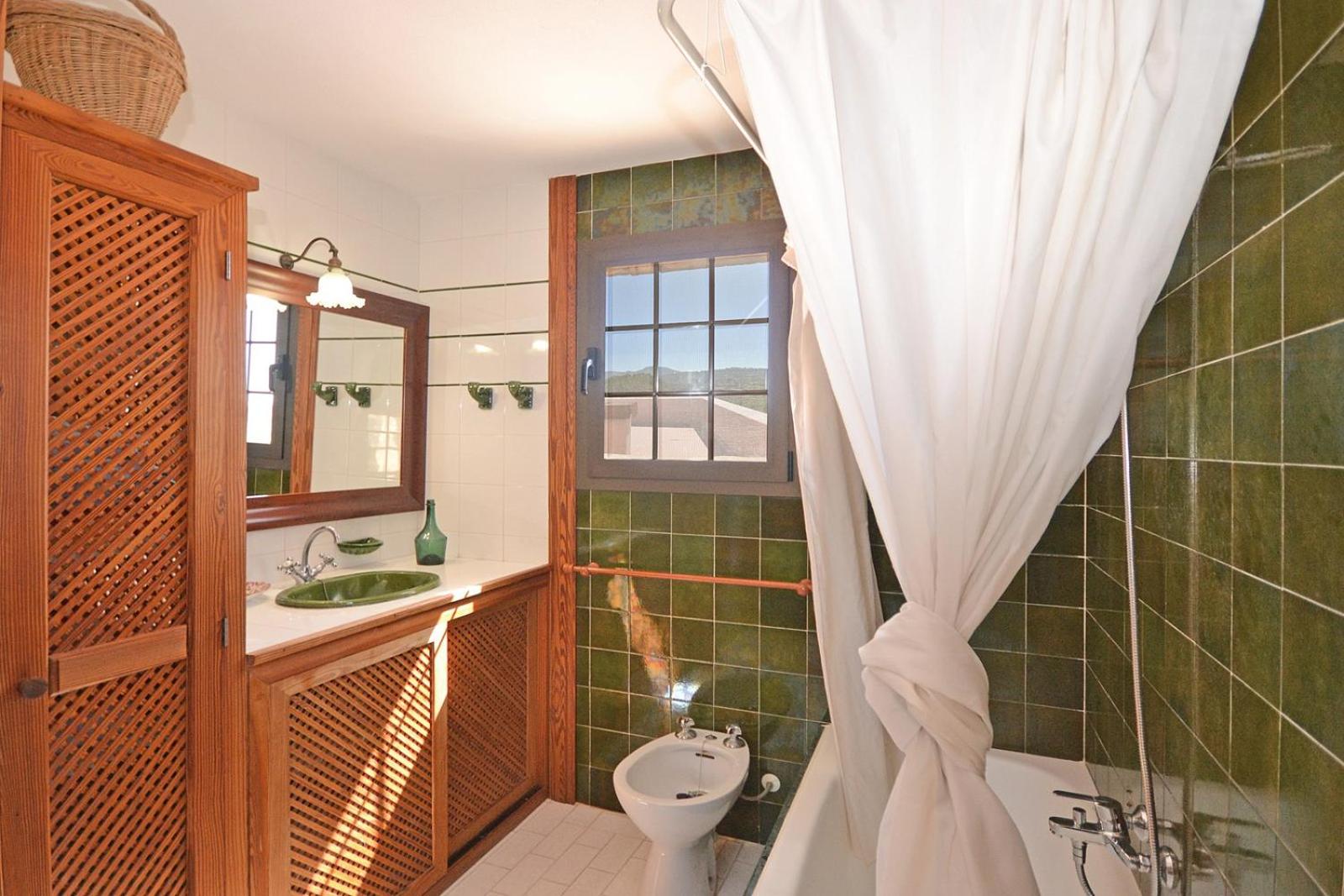 Five-Bedroom House photo 3