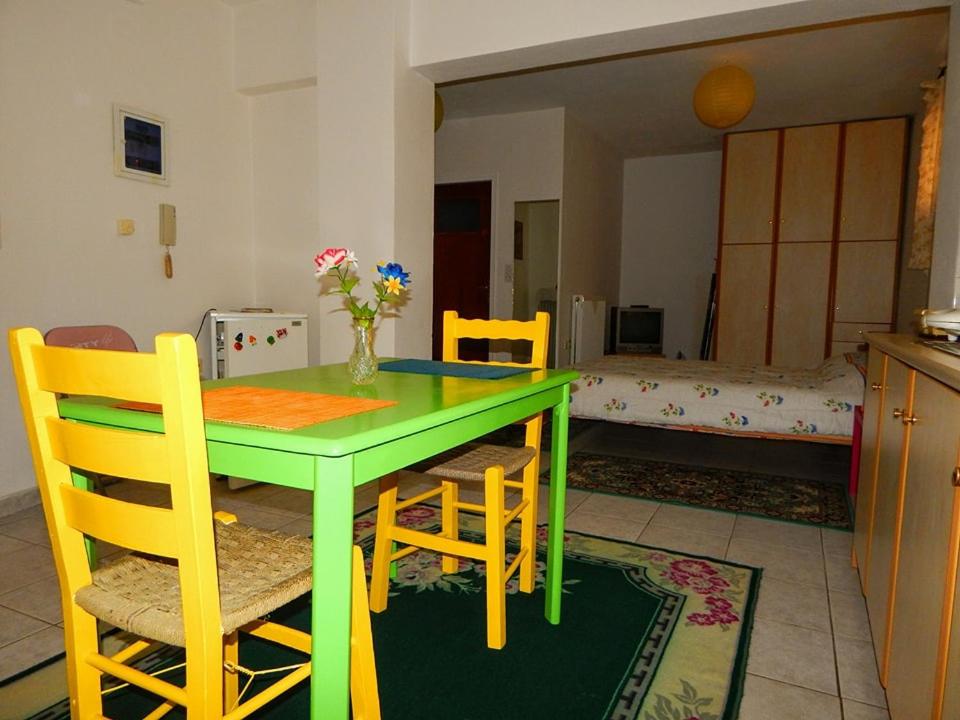 Studio Apartment - Photo 1