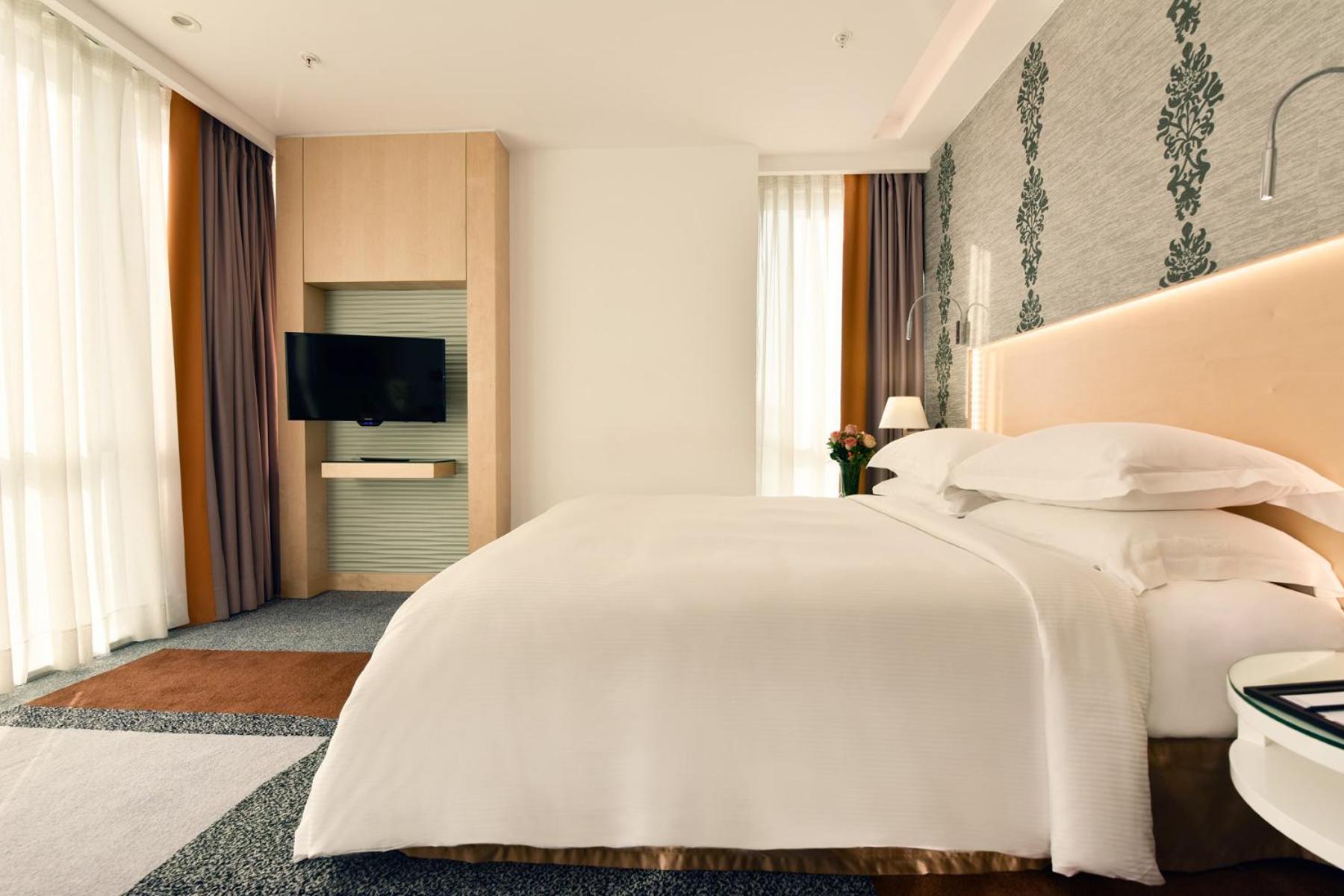 One Bedroom Suite with City View photo 2