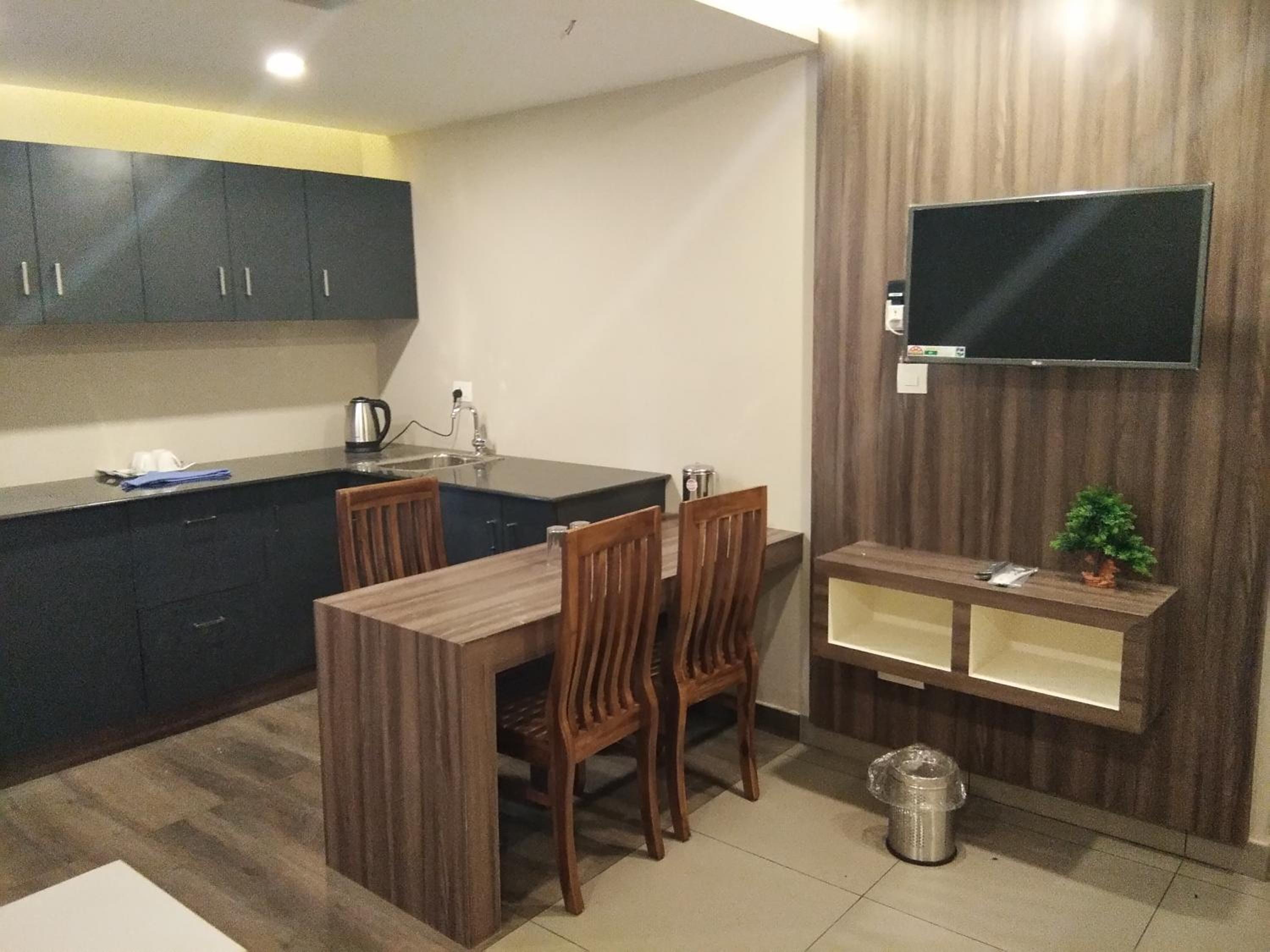 Executive Suite - Photo 2