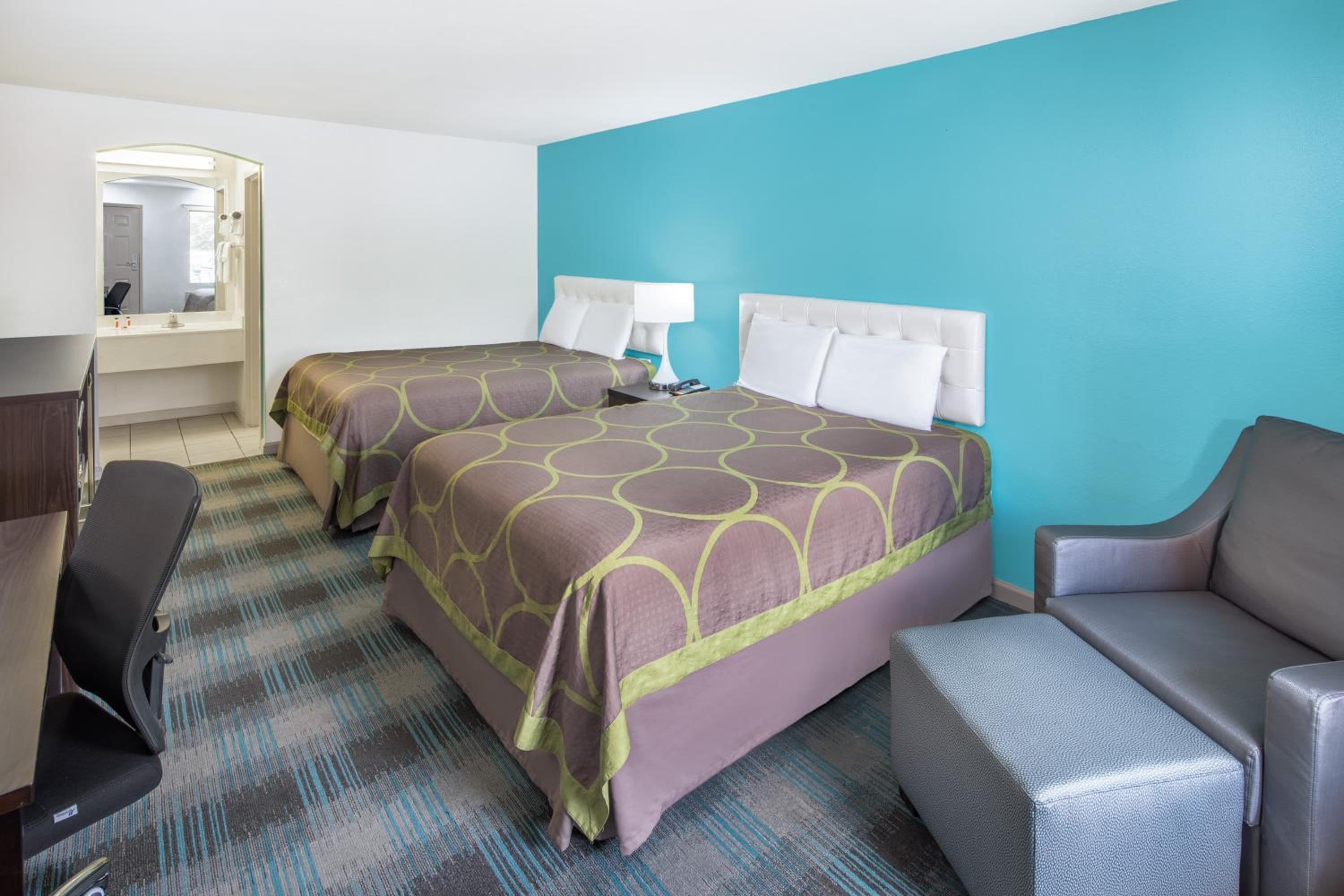 Queen Room with Two Queen Beds - Non-Smoking - Photo 2