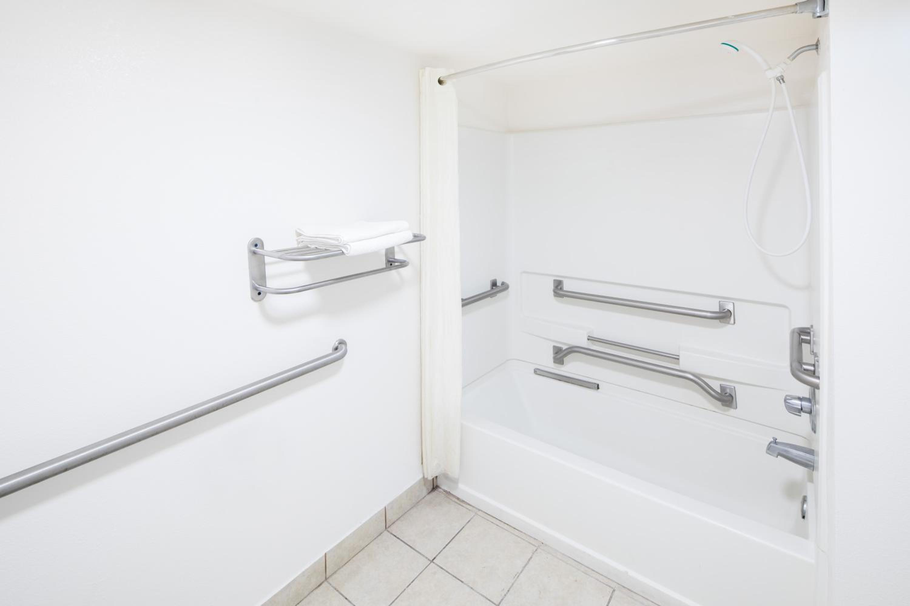 King Room - Disability Access/Non-Smoking - Photo 5