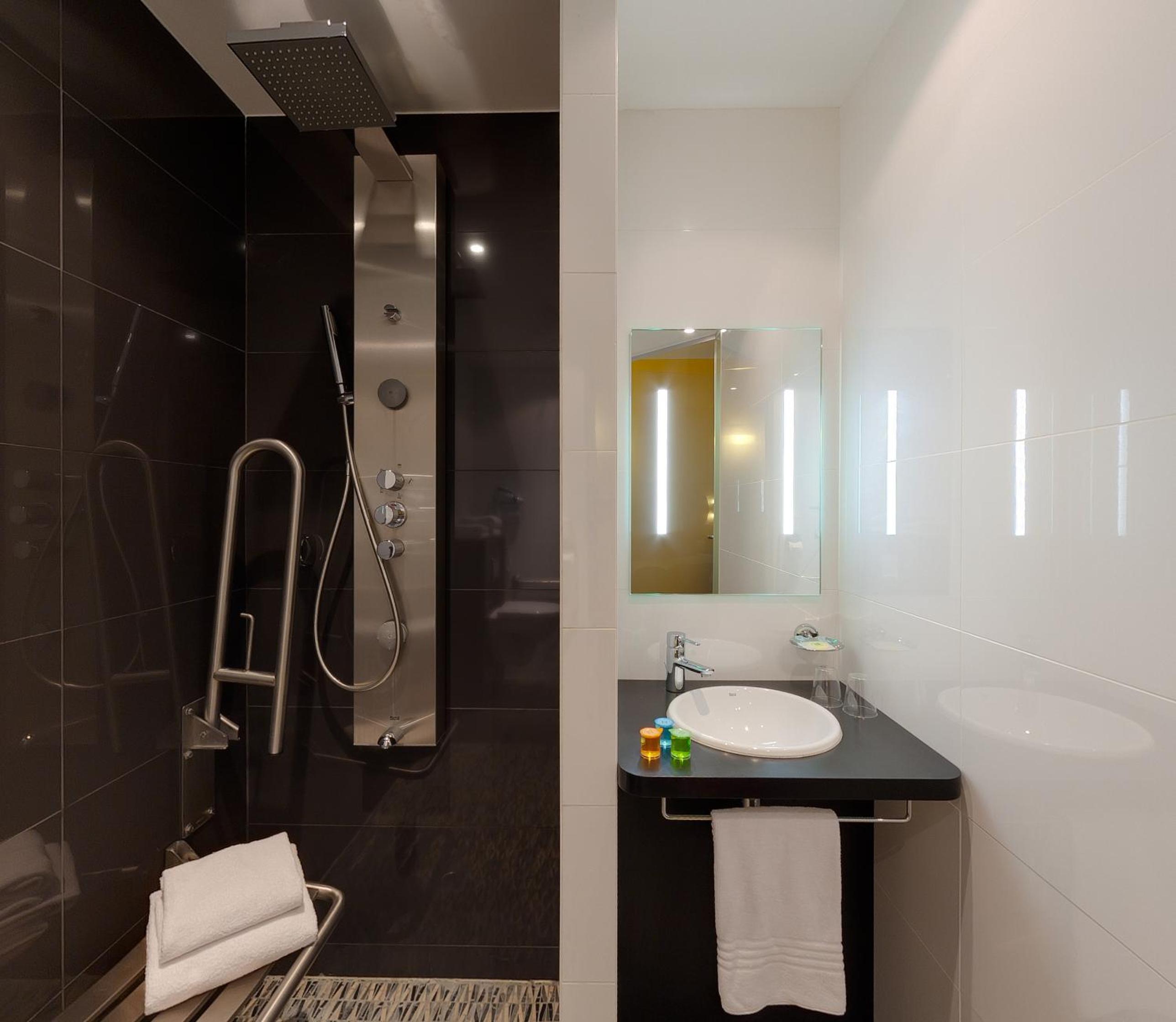 Standard Twin Room - Photo 2