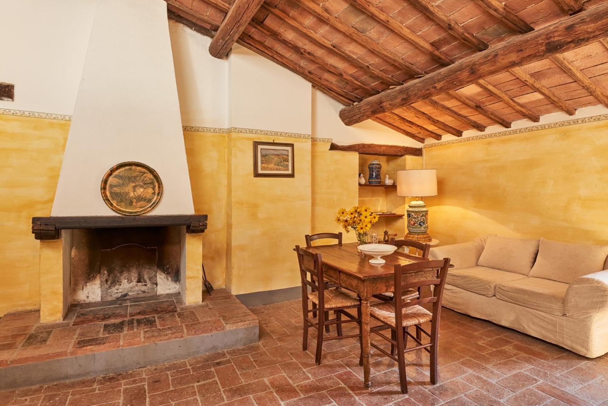 Eight-Bedroom House photo 3