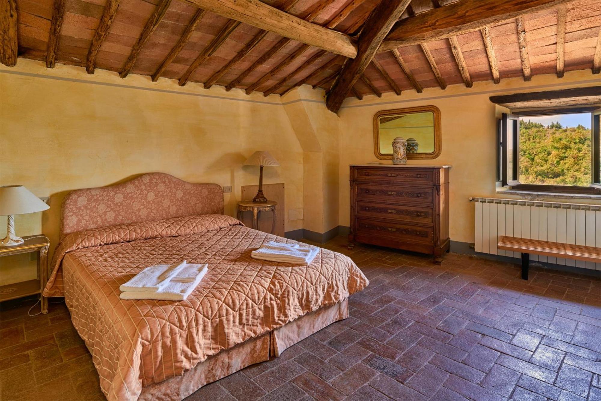 Eight-Bedroom House photo 2