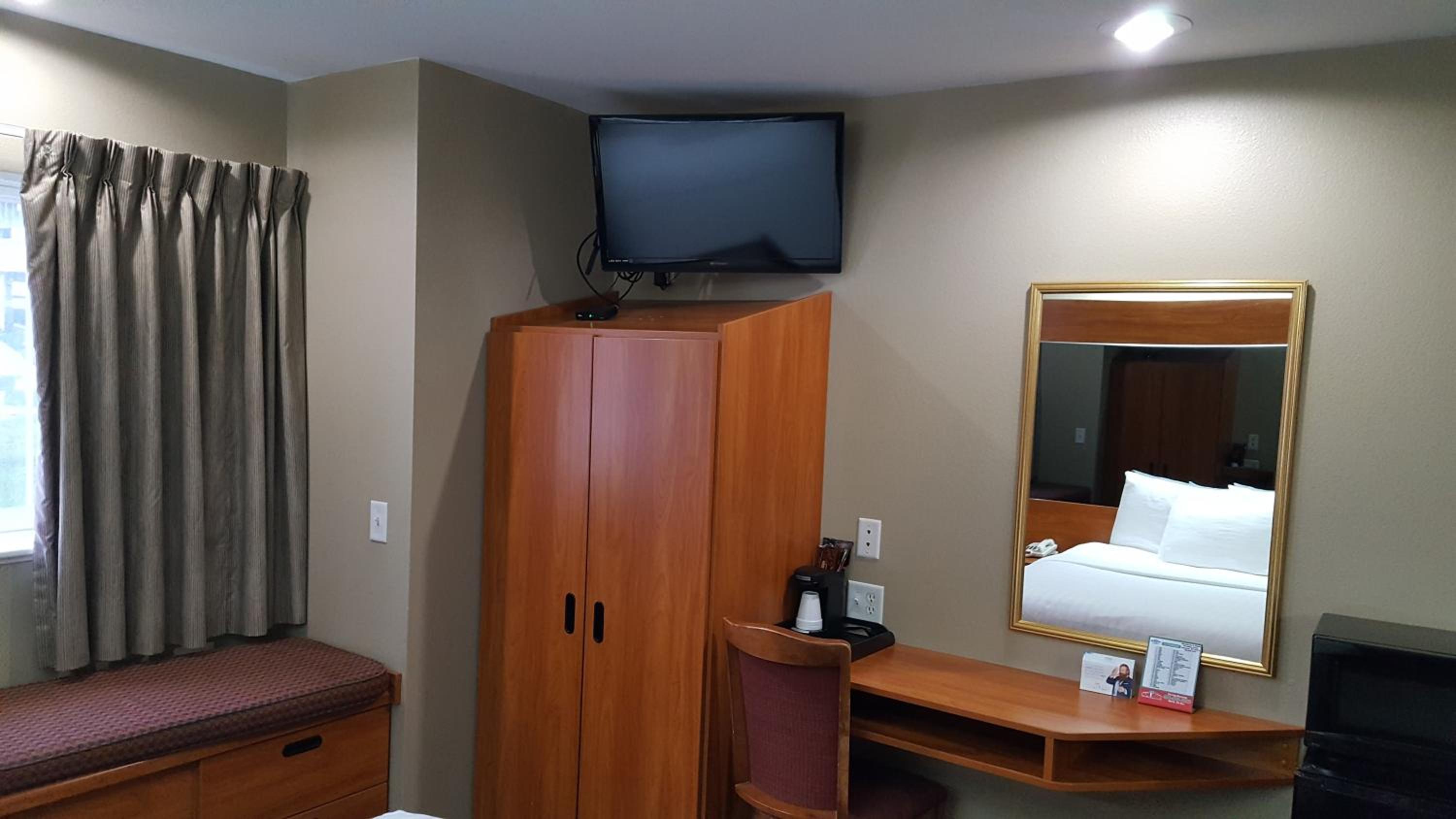 Queen Room - Non-Smoking - Photo 4