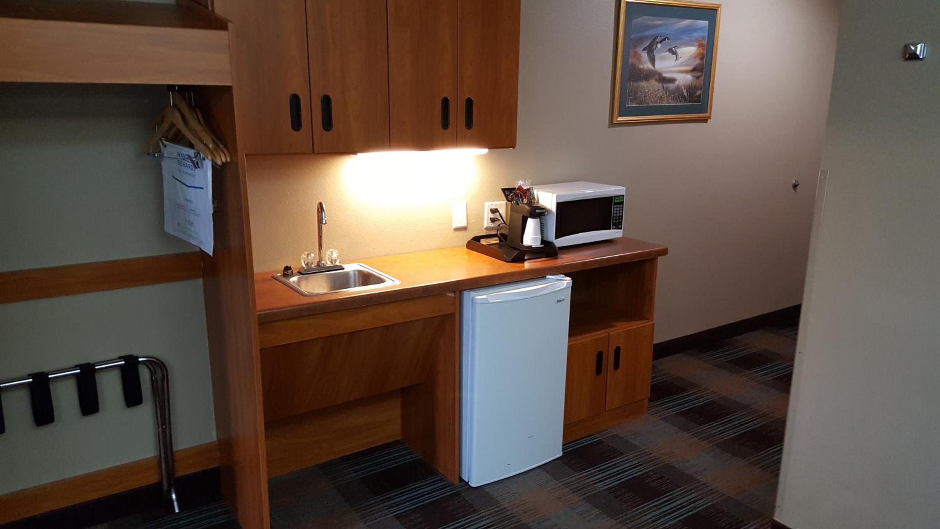 Queen Suite - Non-Smoking - Photo 2