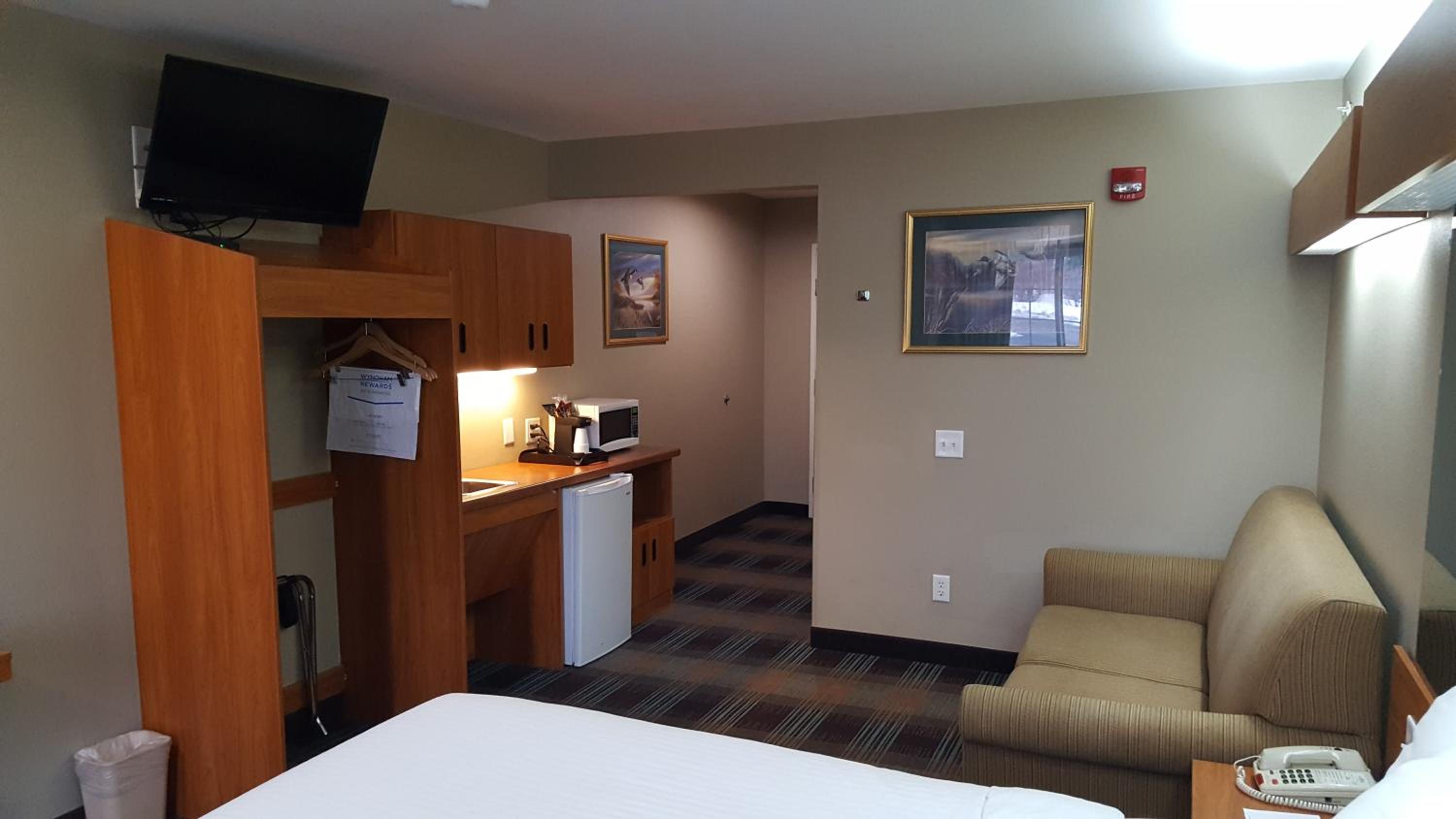 Queen Suite - Non-Smoking - Photo 10