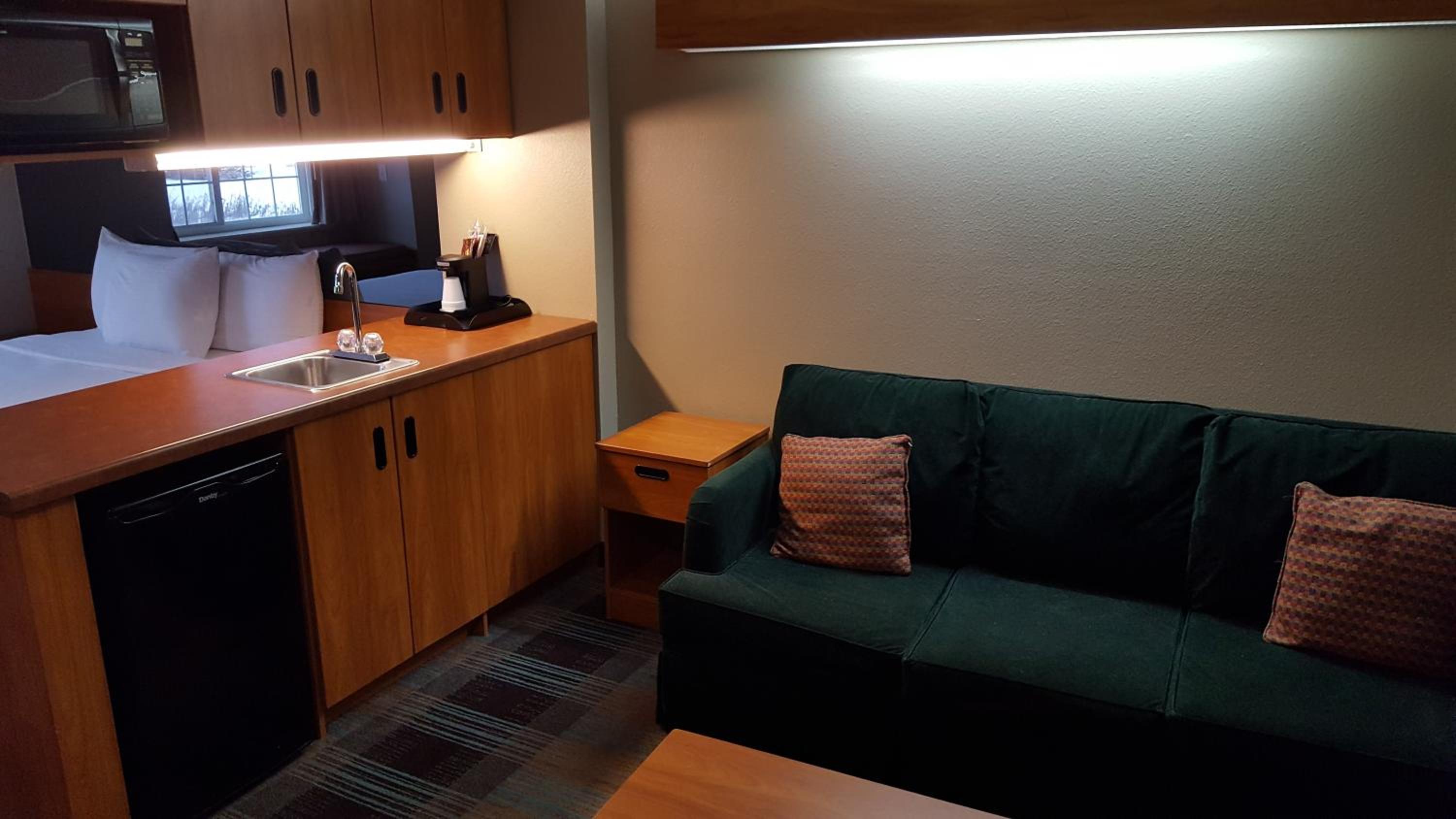 Queen Suite - Non-Smoking - Photo 1