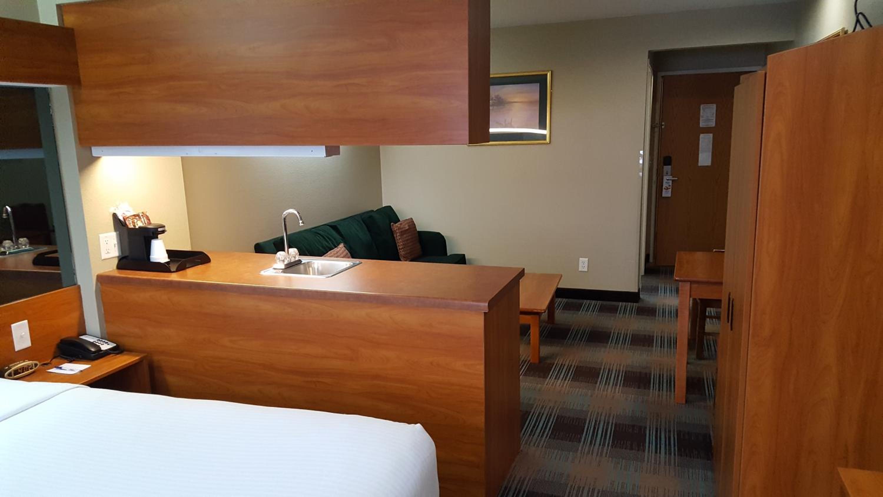 Queen Suite - Non-Smoking - Photo 6