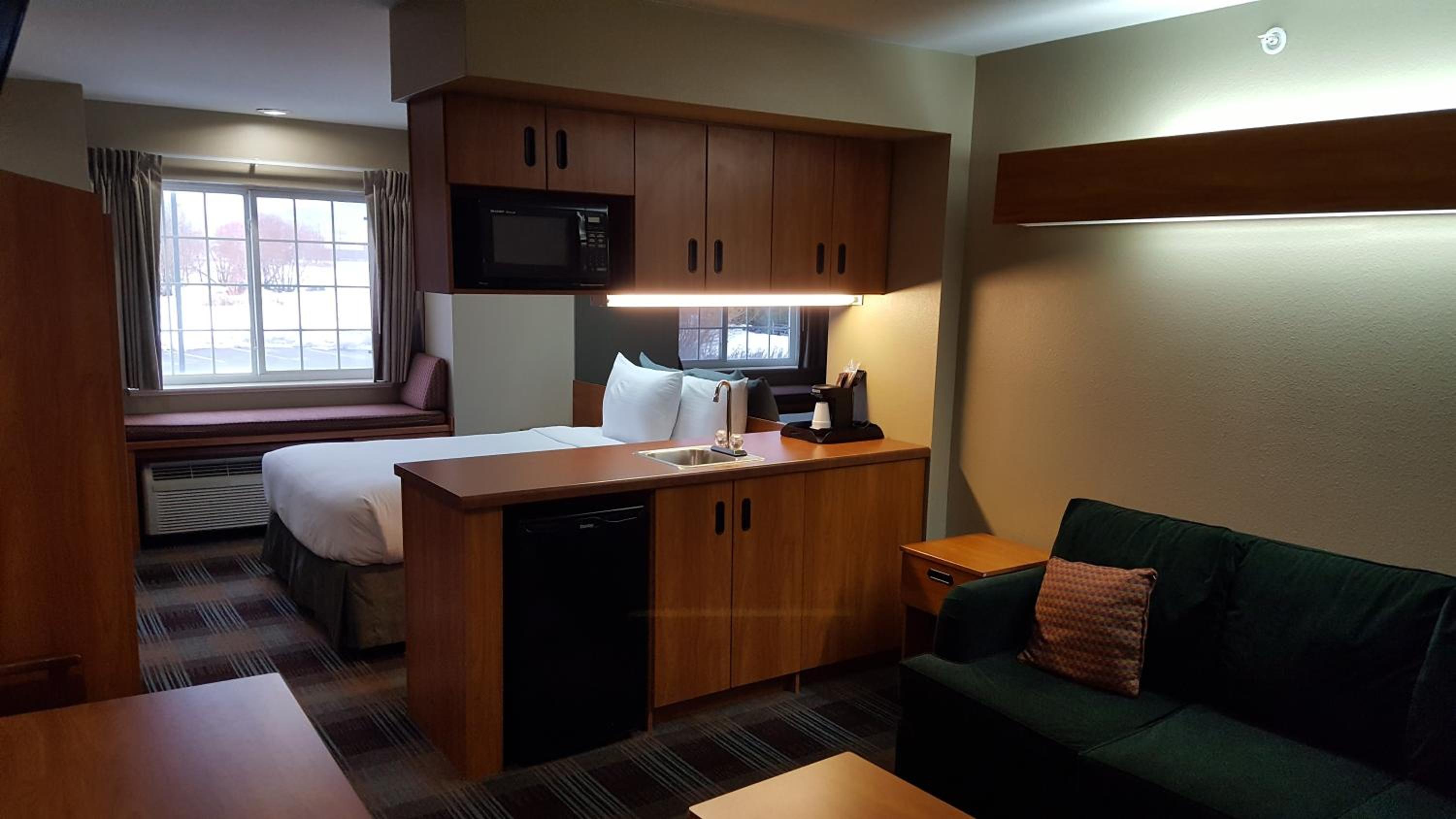 Queen Suite - Non-Smoking - Photo 5