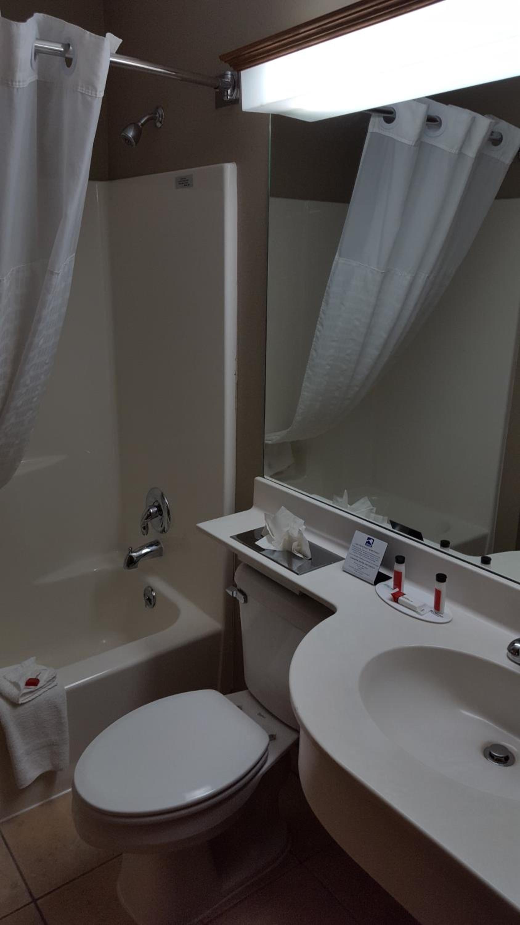 Superior Queen Suite with Spa Bath -Non-Smoking - Photo 5