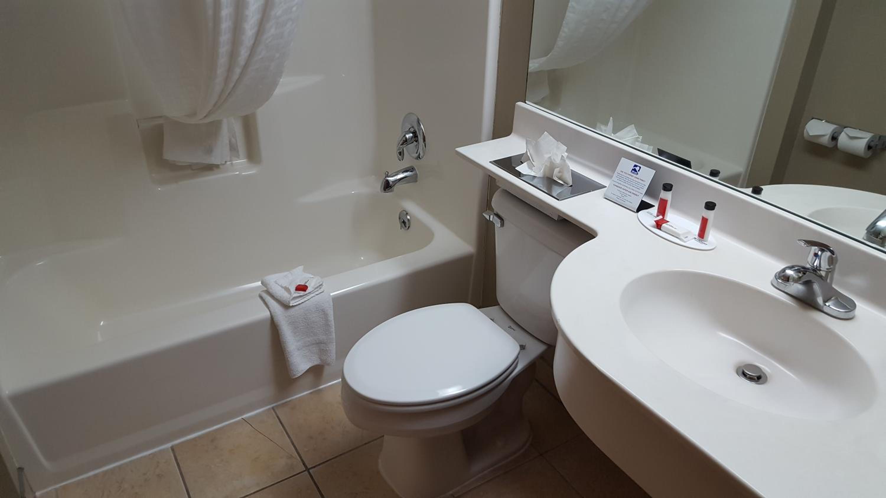Superior Queen Suite with Spa Bath -Non-Smoking - Photo 3