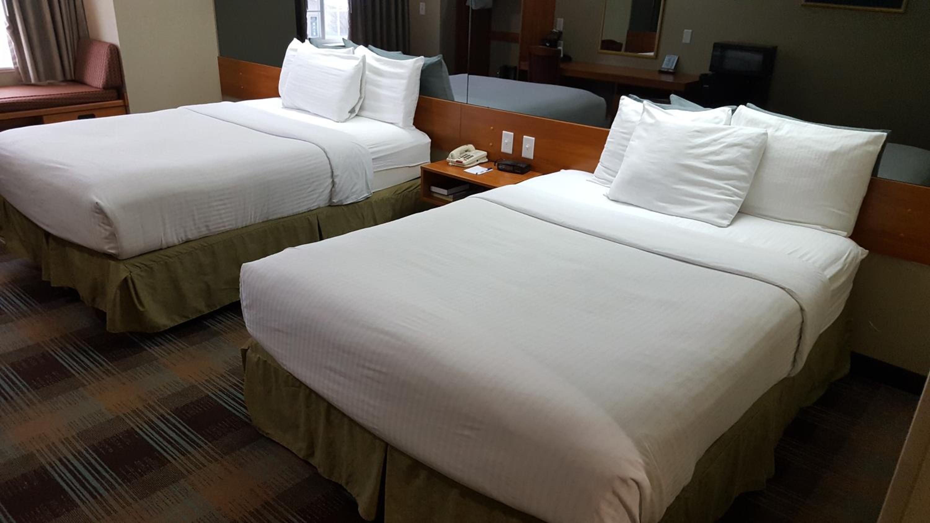 Queen Room with Two Queen Beds - Disability Access/Non-Smoking - Photo 2
