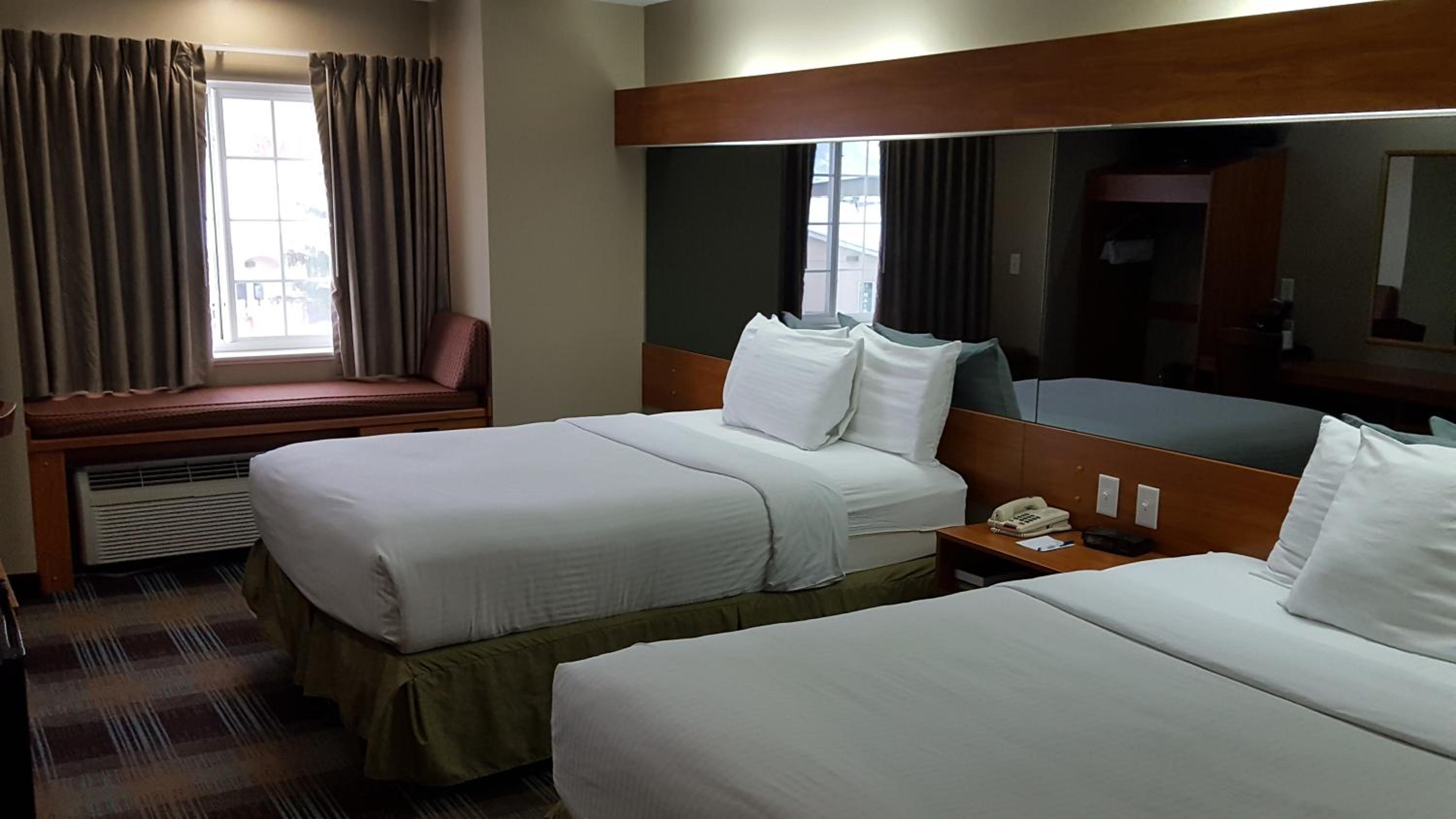 Queen Room with Two Queen Beds - Disability Access/Non-Smoking - Photo 5