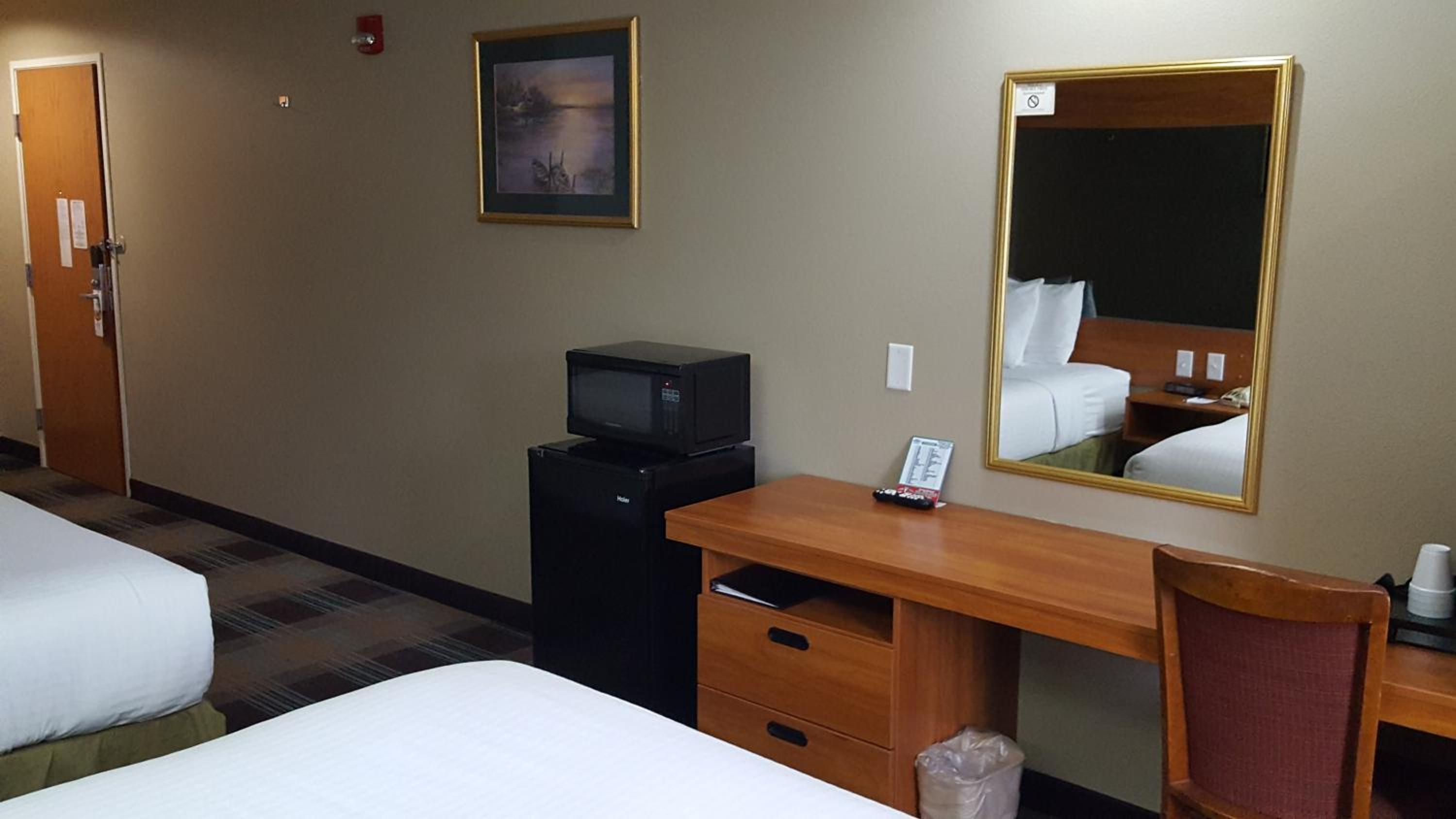Queen Room with Two Queen Beds - Disability Access/Non-Smoking - Photo 4