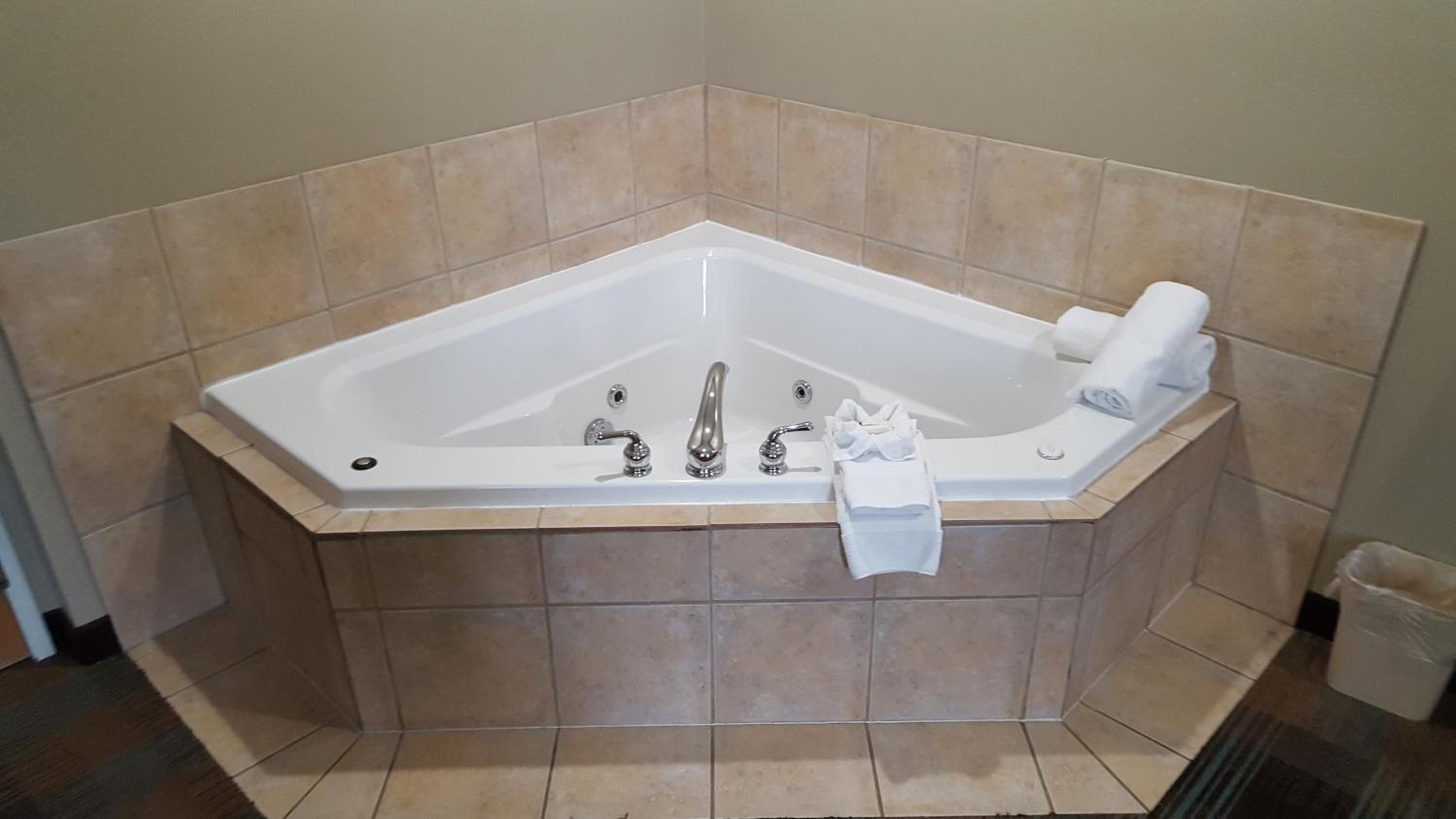 Superior Queen Suite with Spa Bath -Non-Smoking - Photo 2