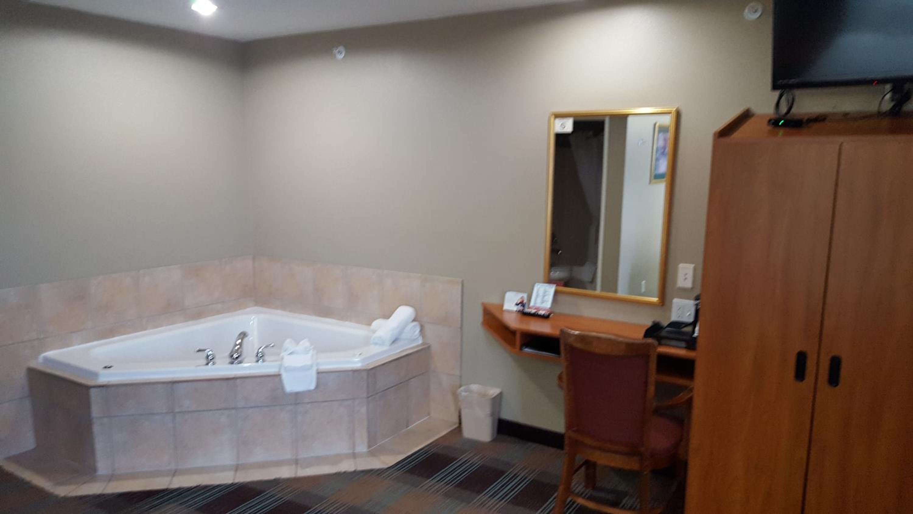 Superior Queen Suite with Spa Bath -Non-Smoking - Photo 1