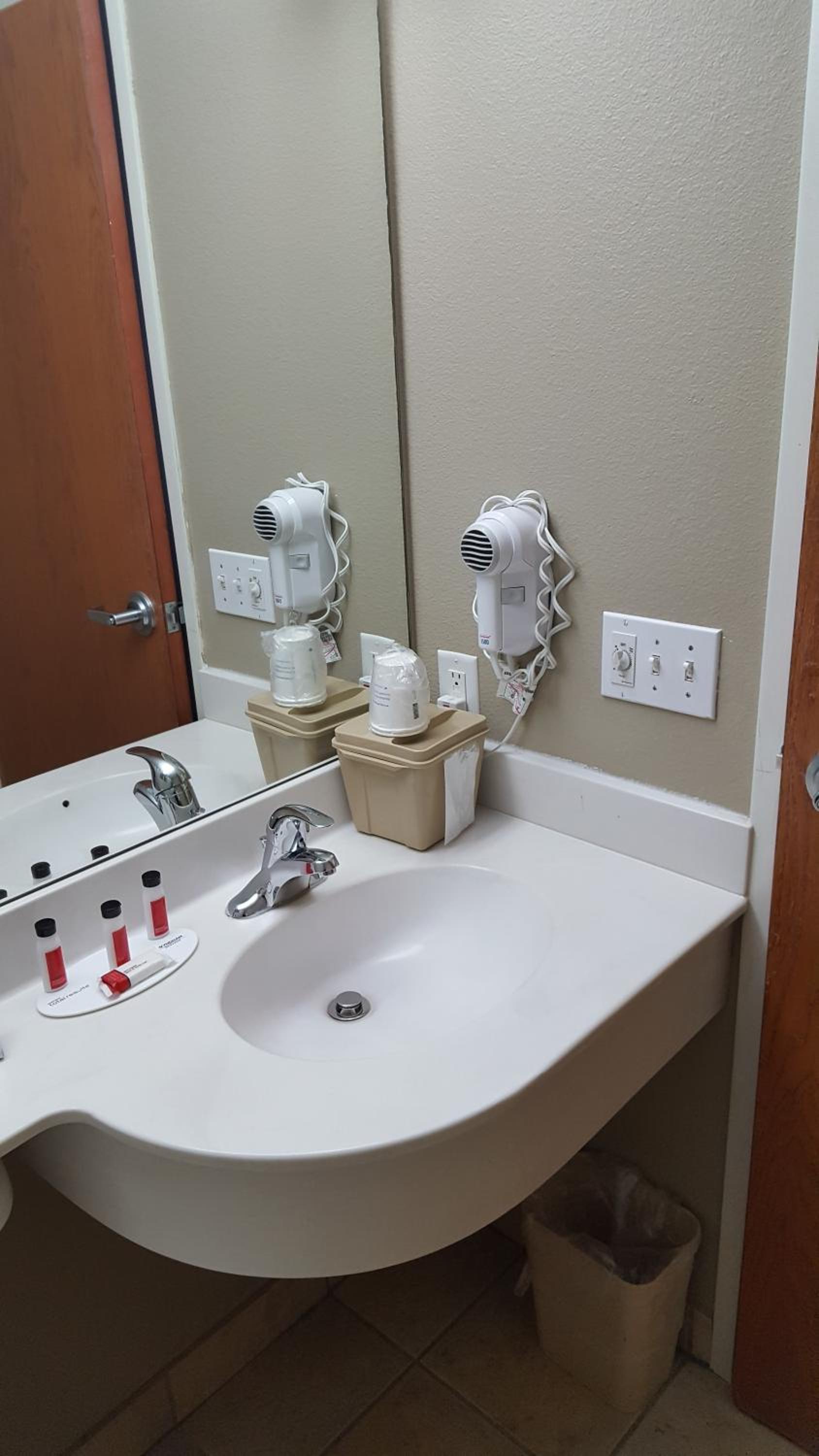 Superior Queen Suite with Spa Bath -Non-Smoking - Photo 6