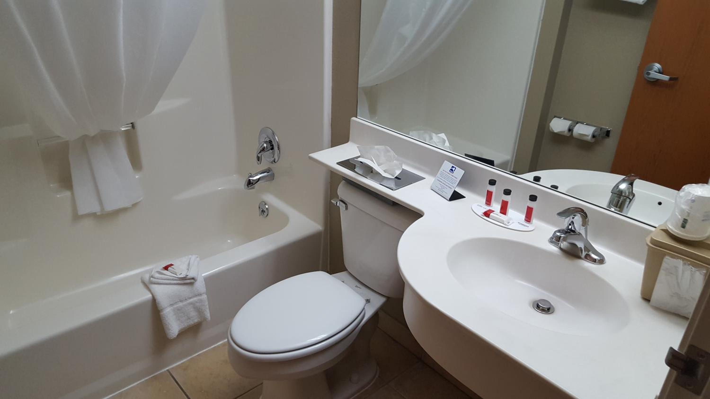 Superior Queen Suite with Spa Bath -Non-Smoking - Photo 4