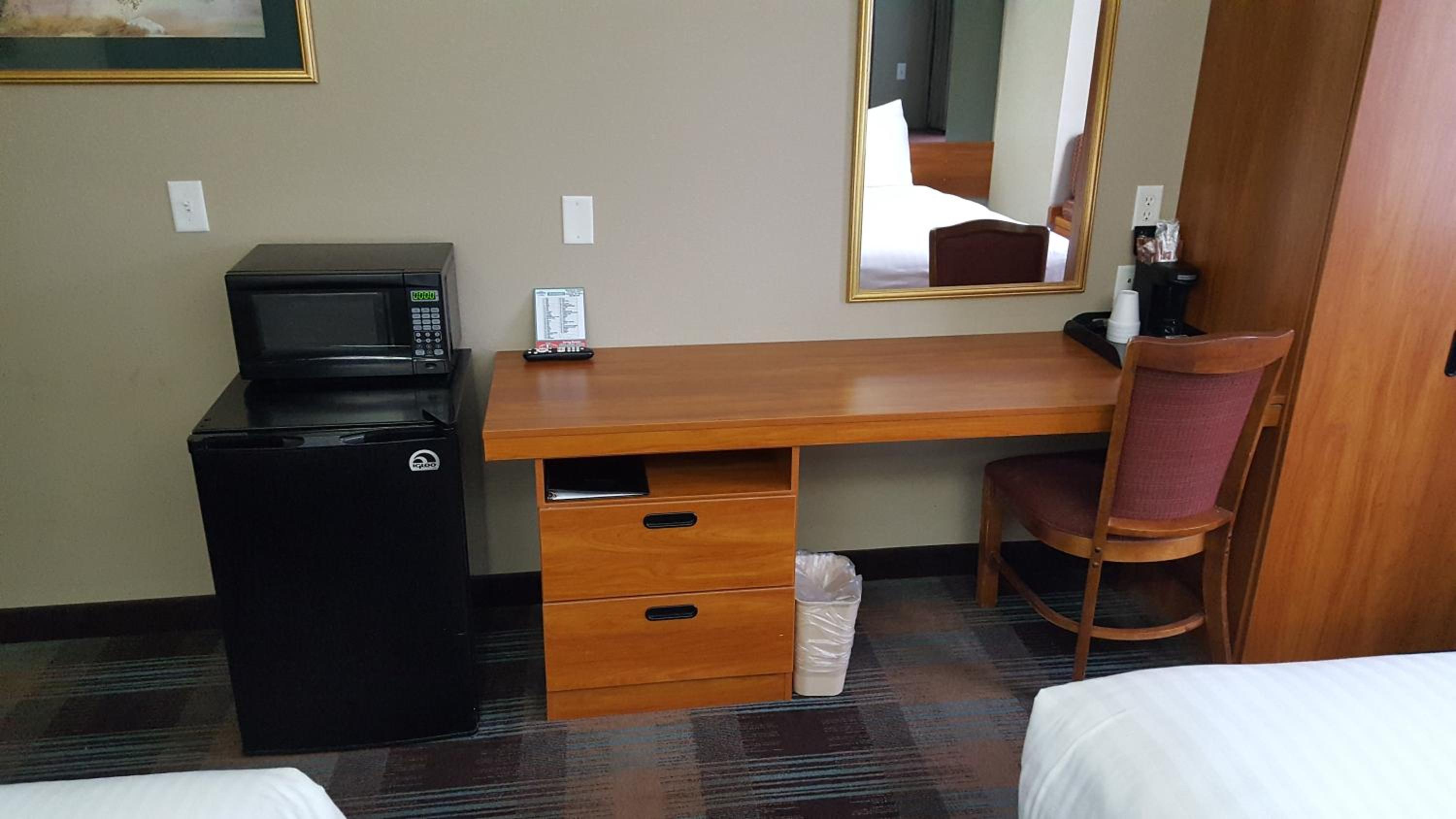 Queen Room with Two Queen Beds - Disability Access/Non-Smoking - Photo 3