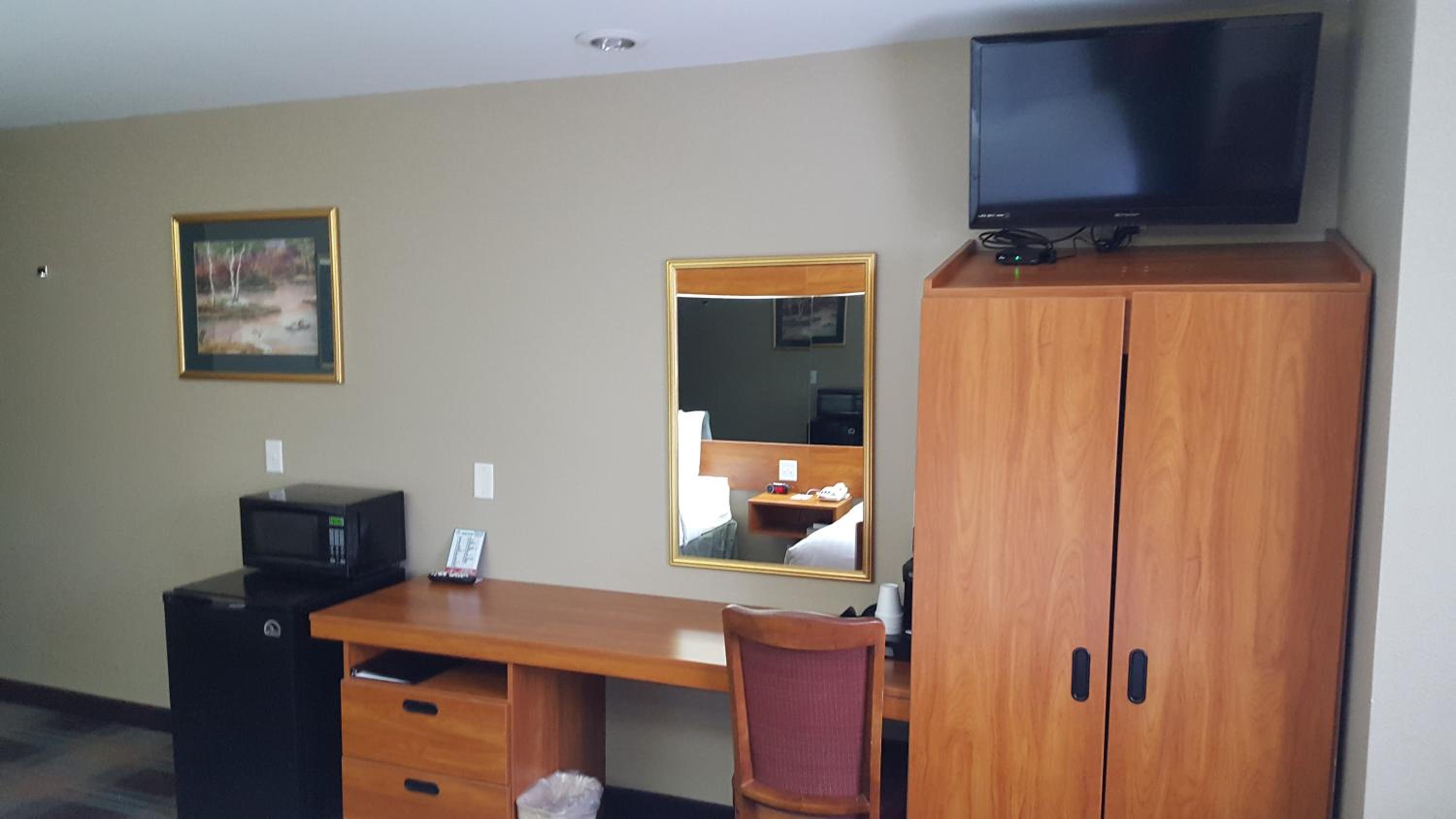 Queen Room with Two Queen Beds - Disability Access/Non-Smoking - Photo 9