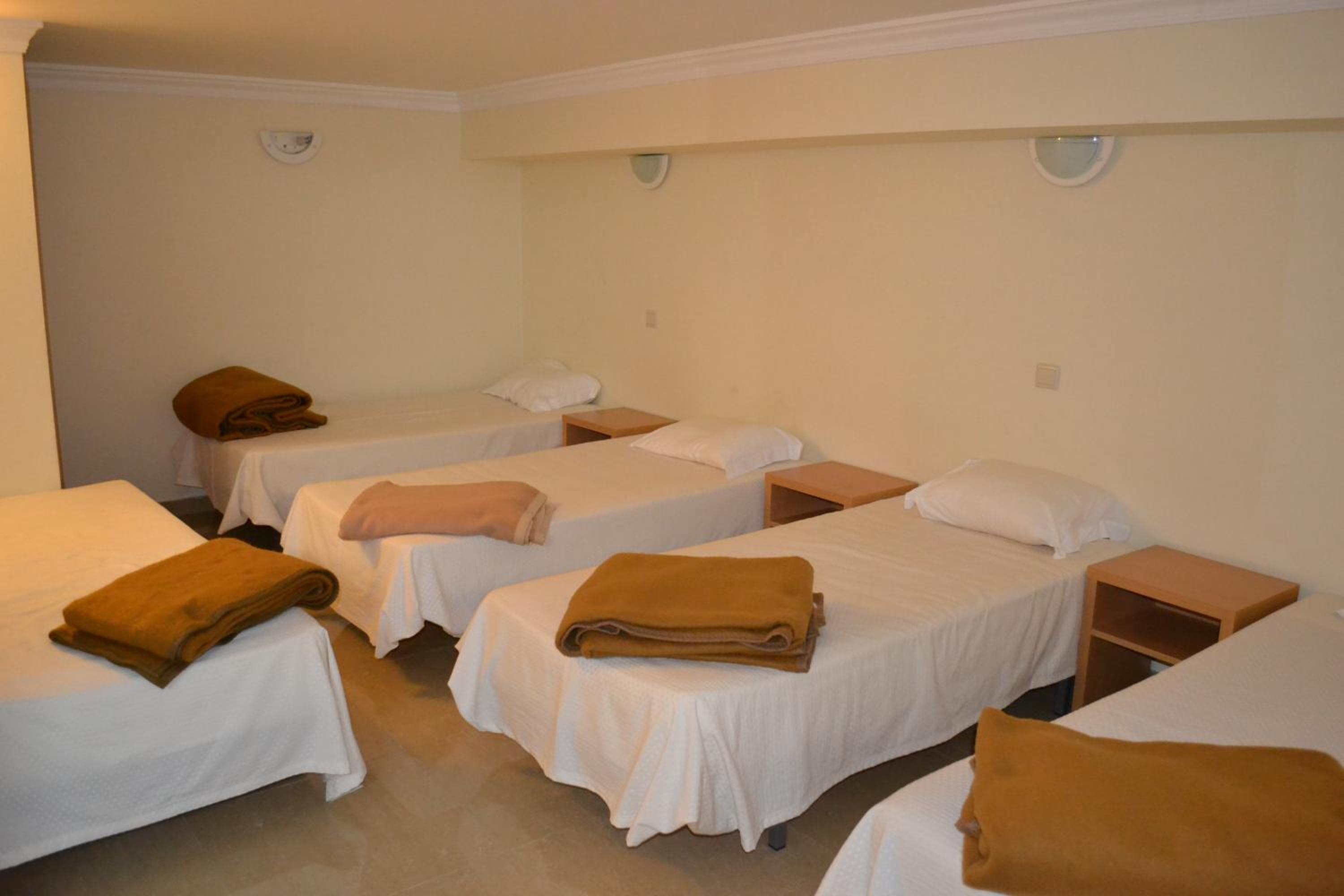 Bed in 6-Bed Mixed Dormitory Room with Private Toilet photo 3