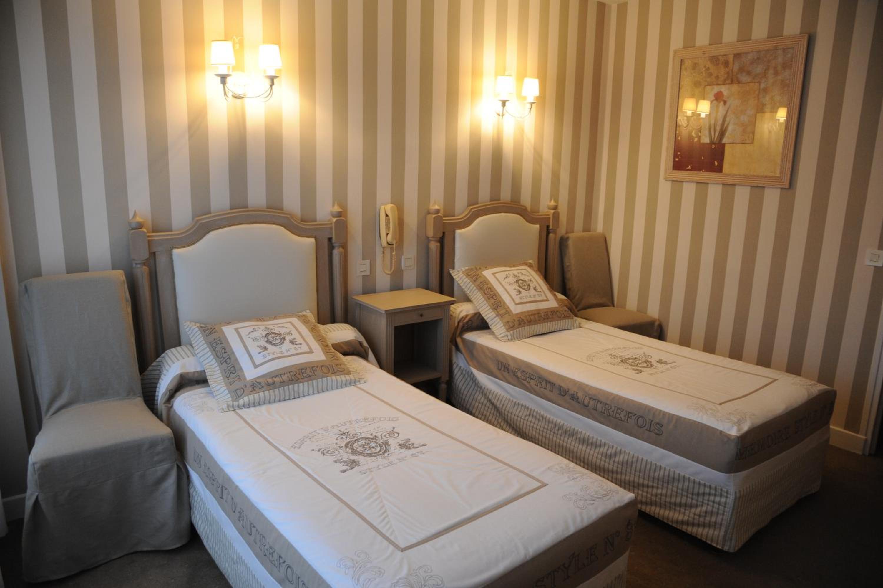Twin Room with Terrace - 1st floor accessible by stairs only - Photo 5