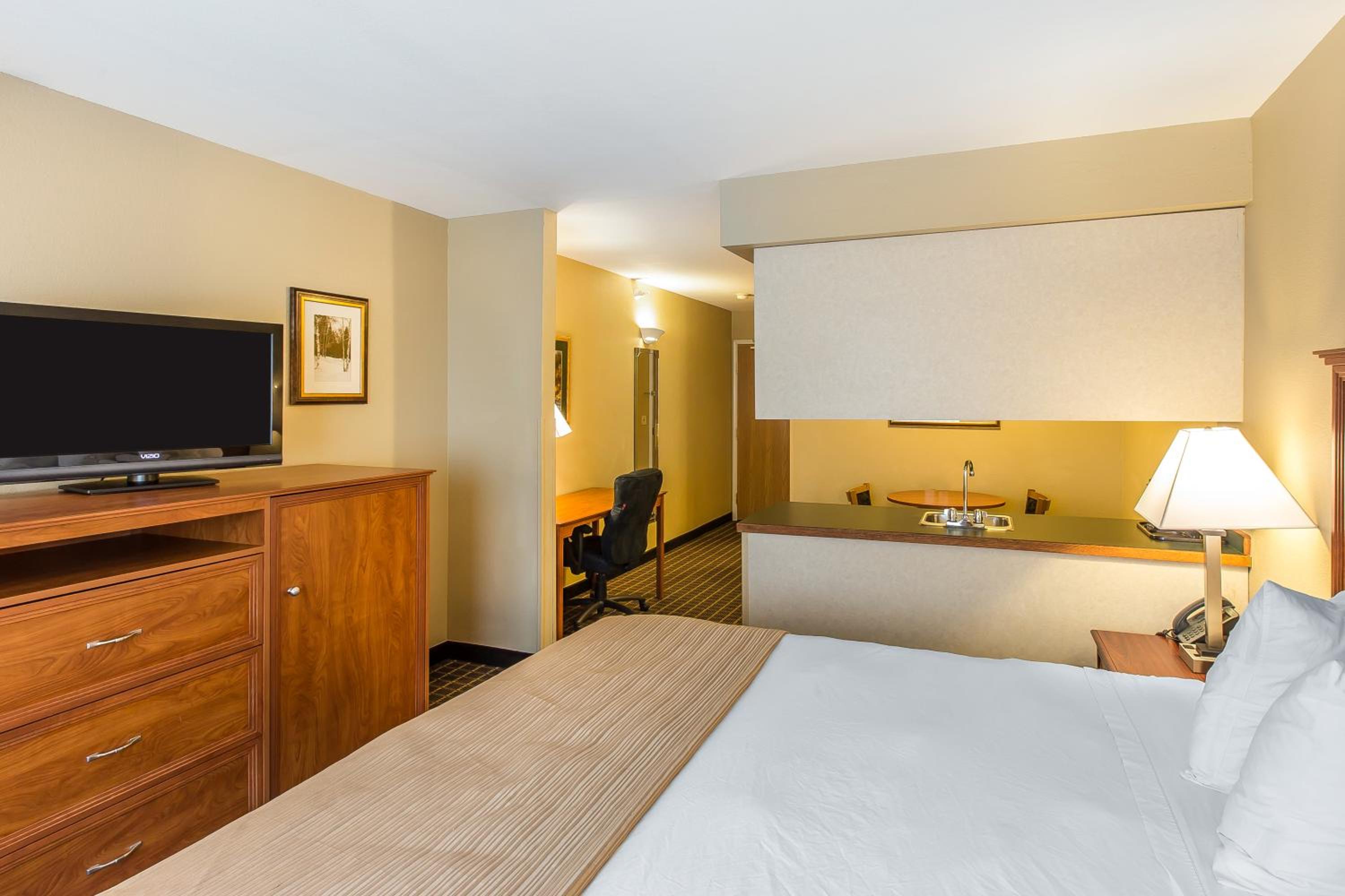 King Room - Non-Smoking - Photo 5