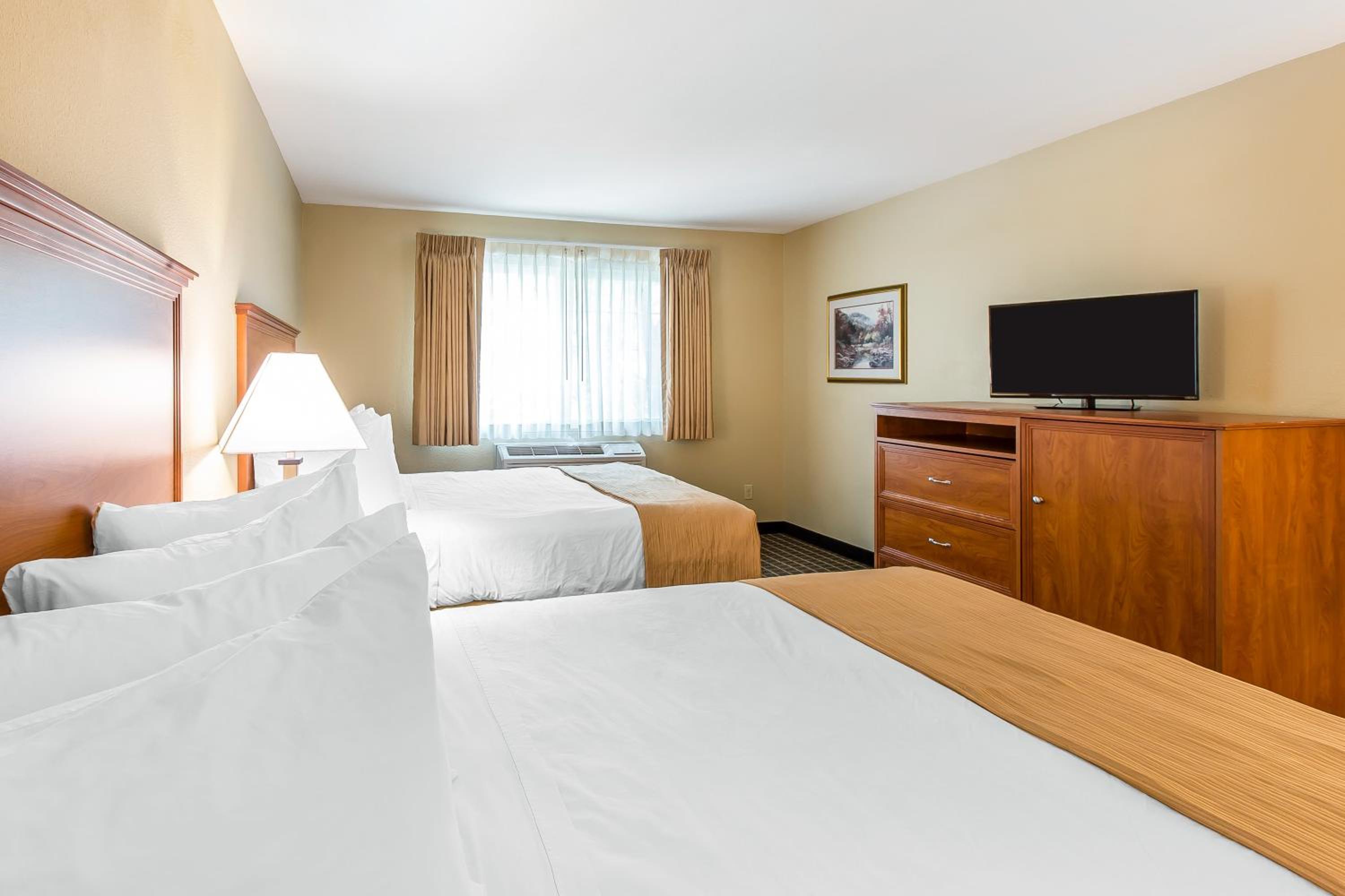 Queen Room with Two Queen Beds and River View - Non-Smoking - Photo 6